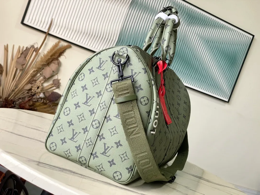 💰1220 Top original order M23962 This Keepall Bandouliere45 travel bag is from the Monogram Tones series. It uses fresh autumn colors and bright Monogram patterns to inject trendy style into the Monogram canvas. The vertical Louis Vuitton logo is marked with the brand imprint, and the detachable and adjustable shoulder strap allows for comfortable shoulder carrying. Dimensions: 45 × 27 × 20 cm
