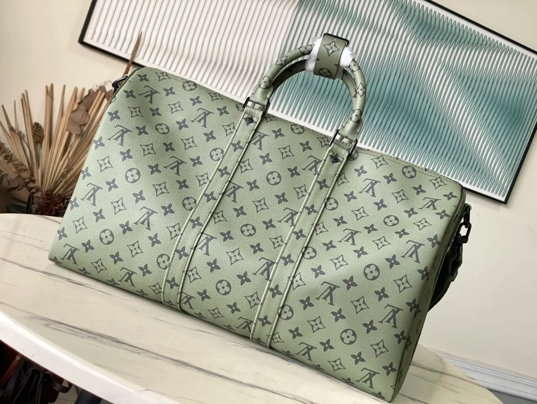 💰1220 Top original order M23962 This Keepall Bandouliere45 travel bag is from the Monogram Tones series. It uses fresh autumn colors and bright Monogram patterns to inject trendy style into the Monogram canvas. The vertical Louis Vuitton logo is marked with the brand imprint, and the detachable and adjustable shoulder strap allows for comfortable shoulder carrying. Dimensions: 45 × 27 × 20 cm