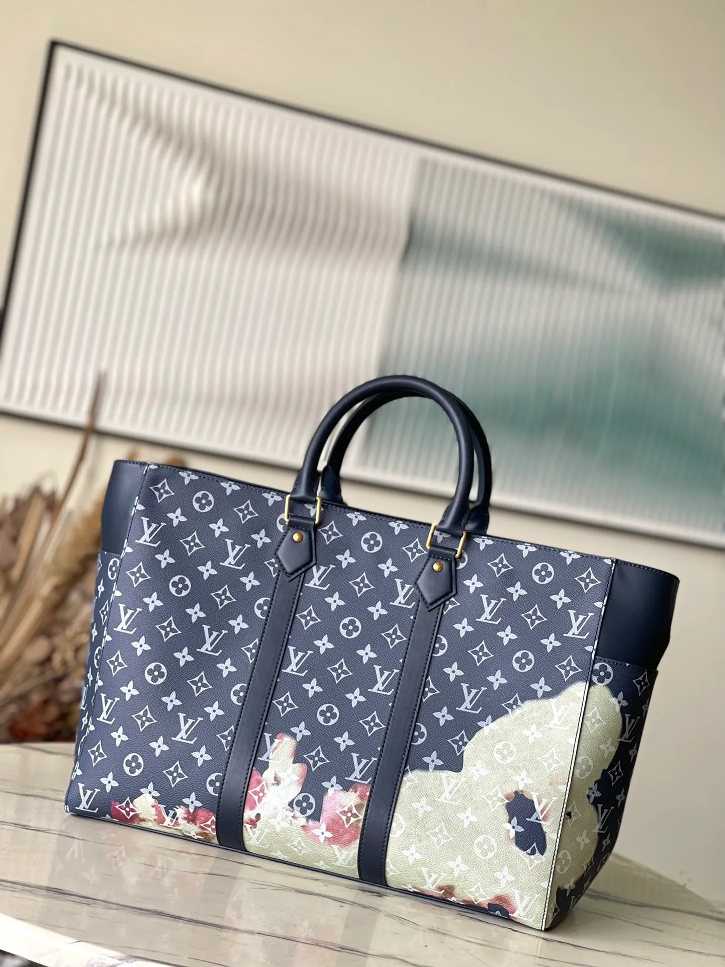 💰1180 Top-quality original M46812 blue handbag material is hand-painted and slightly faded, and then embossed with the Monogram pattern. Generous capacity combined with flat handles and adjustable shoulder straps. Detailed features 43 x 34 x 17.5 cm (length x height x width)