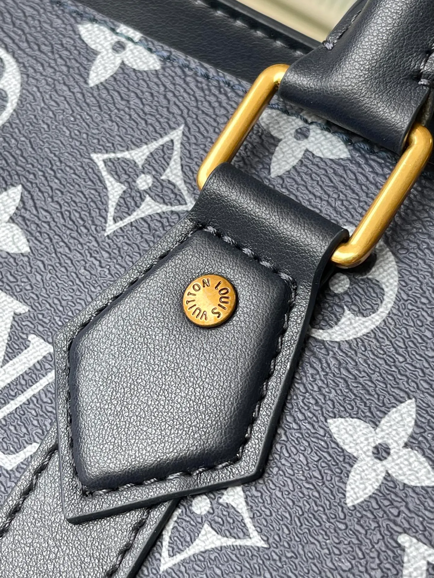 💰1180 Top-quality original M46812 blue handbag material is hand-painted and slightly faded, and then embossed with the Monogram pattern. Generous capacity combined with flat handles and adjustable shoulder straps. Detailed features 43 x 34 x 17.5 cm (length x height x width)