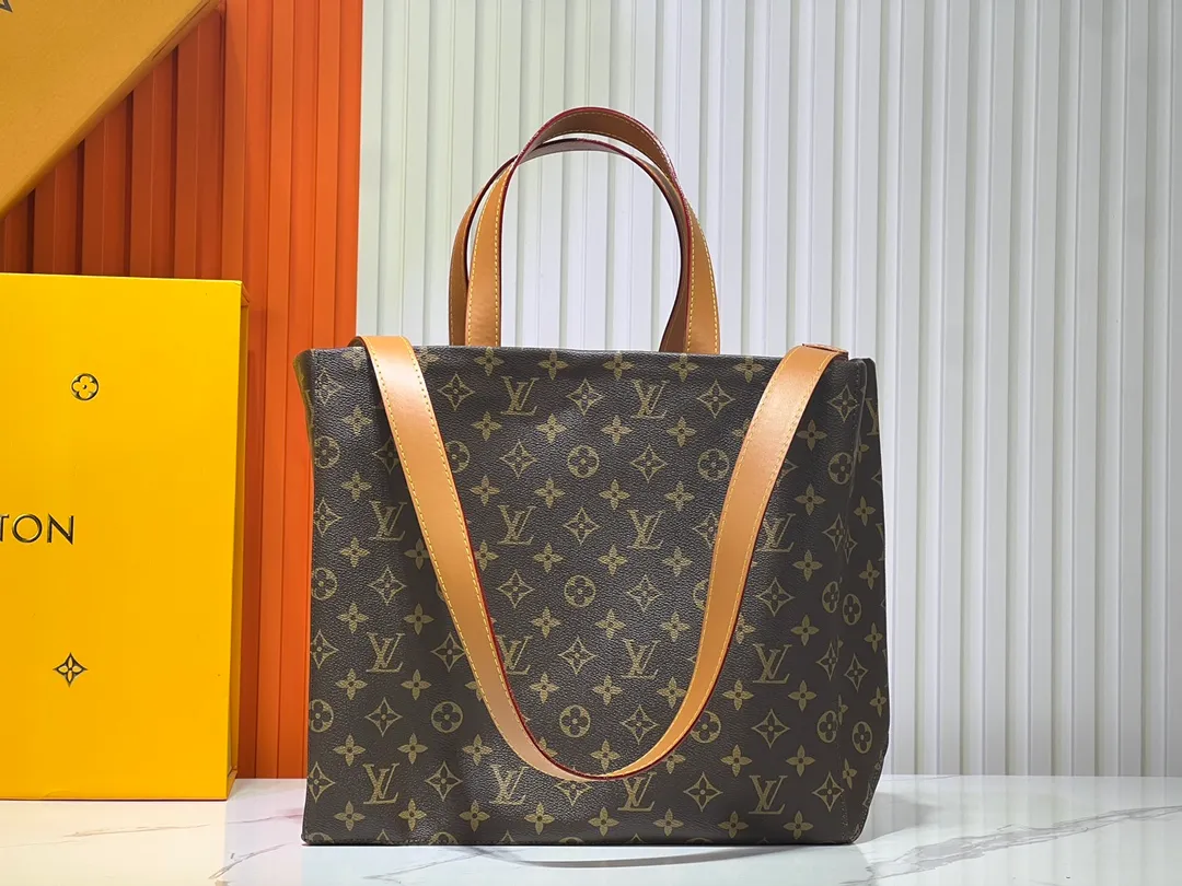 Batch 320💰Medium M24457 This medium Shopper handbag draws inspiration from Louis Vuitton shopping bags, with the words Louis Vuitton and Maison Fondée En 1854 written on soft cow leather, with a top handle and a detachable shoulder strap. Dimensions: 34x31x14cm