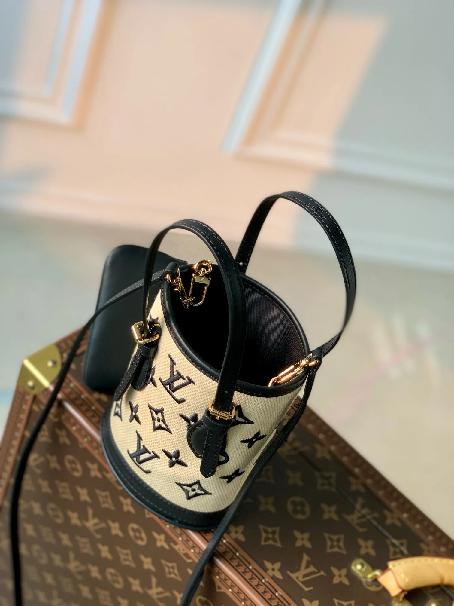 💰1120 (chip version) top original single M82418 black woven mini handbag series new NANO BUCKET handbag of the season. This Nano Bucket handbag combines cotton and leather trimming, with Monogram pattern embellishment and exquisite bucket bag design. Explore even more styling possibilities with the adjustable leather handles and removable and adjustable shoulder strap. Leather key pouch inside interior compartment. Detailed features 13 x 17 x 9 cm.