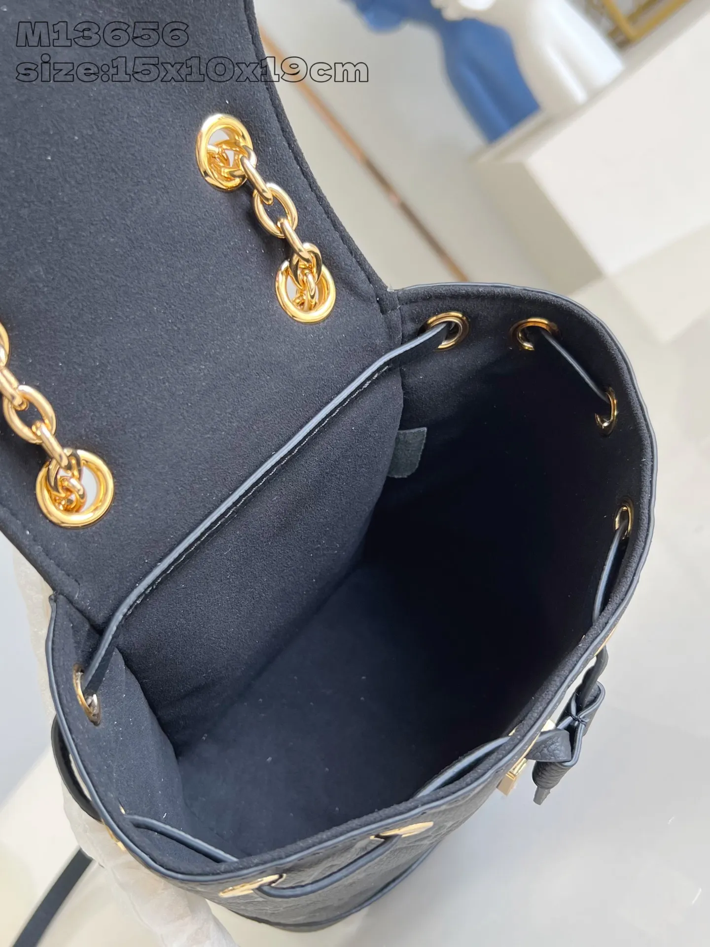 💰900 (top-grain leather) Top-quality original item M13656 Black】M14549 This Nano Noé backpack is made of Monogram Empreinte leather. Its drawstring design and soft outline echo the original configuration, highlighting the eclectic mix of functionality and trend. The dazzling S-lock buckle highlights the details, and the leather shoulder strap can be removed to transform into a mini shoulder bag. 15 x 10 x 19 cm (height x width x length)