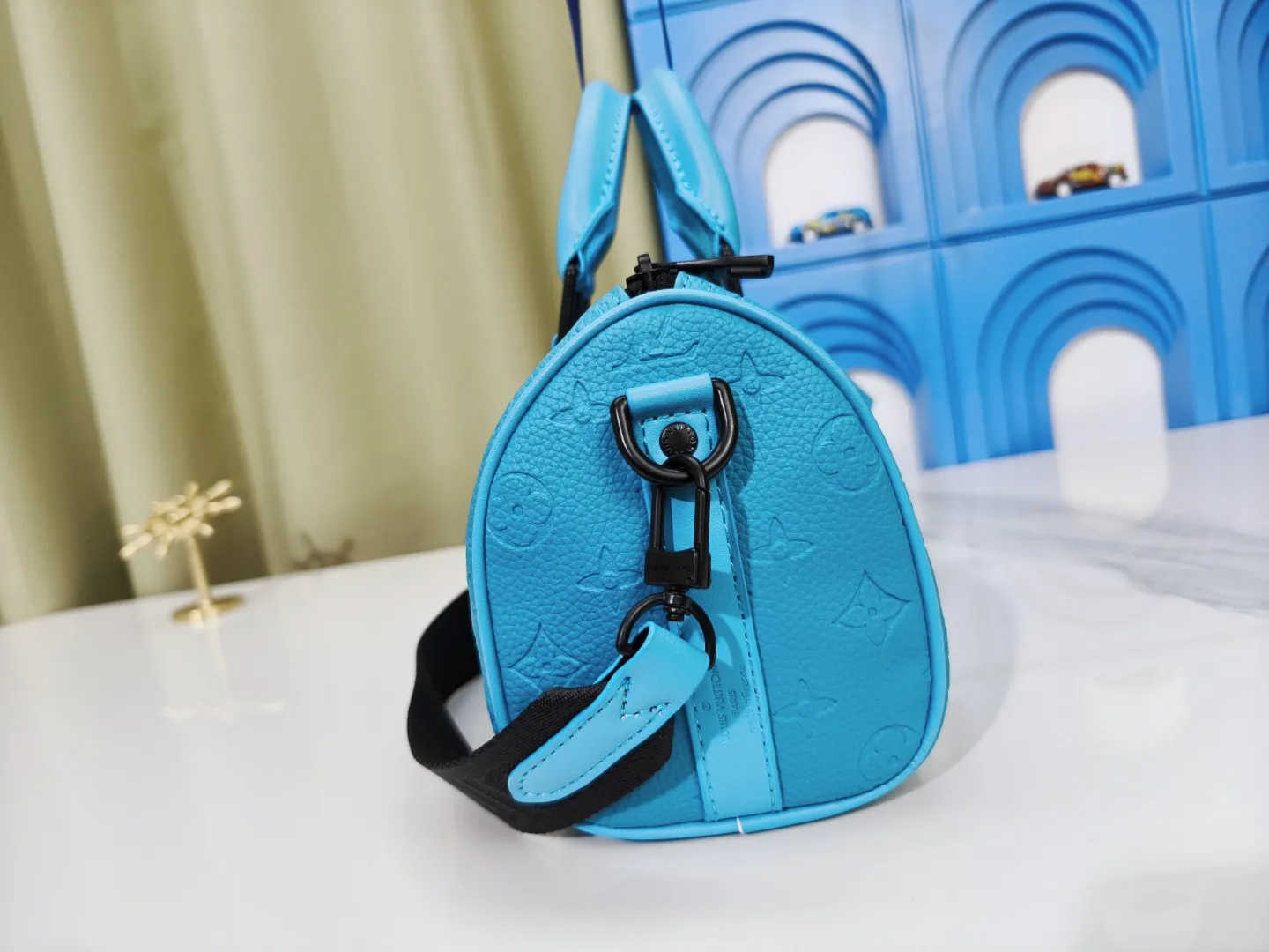 P260 upgraded original M46271 black flower M11645 gray flower blue, M11996 embossed blue M13166 yellow M12684 green pillow bag. This Keepall 25 handbag is made of Monogram Eclipse Reverse canvas, showing an elegant reinterpretation of Louis Vuitton's classic pattern. The reinforced straps and leather nameplate continue the iconic elements of the Keepall series, and the zipper closure keeps personal items safe and secure. Dimensions: 25.0 x 15.0 x 11.0cm (Length x Height x Width)