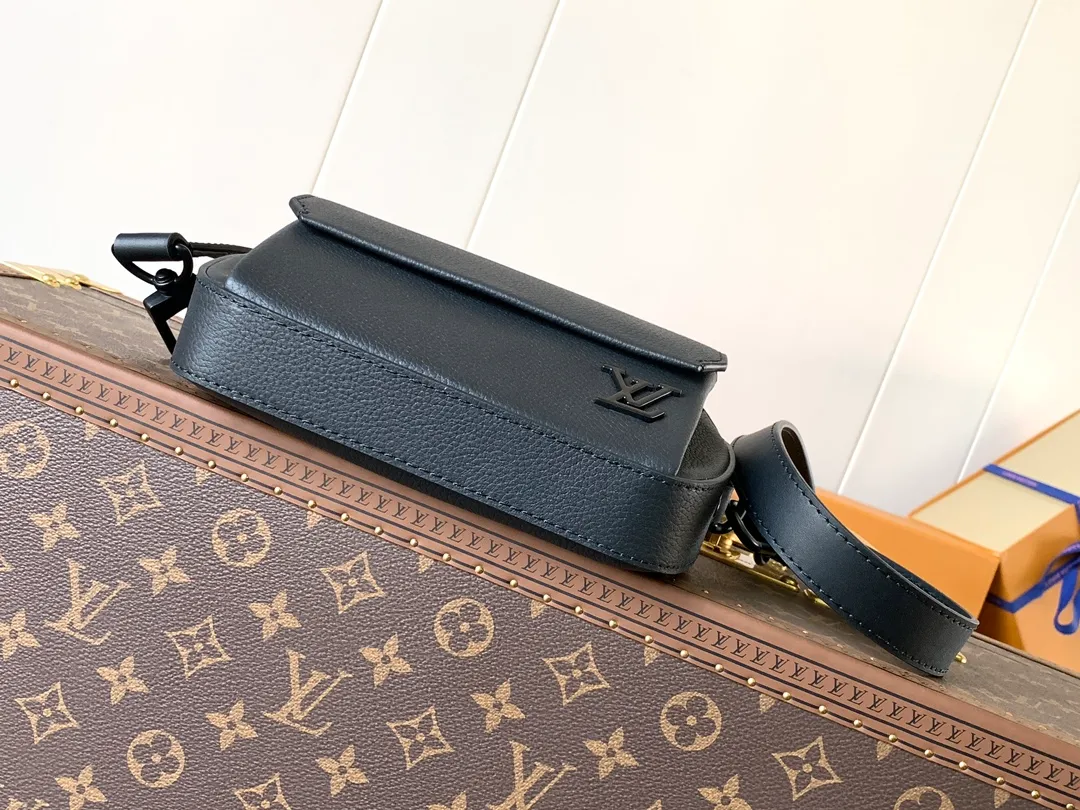 💰940 (top layer leather) top original order M83563 black top original order transcoding chip This Pilot mini handbag is made of grained cow leather with a rounded shape, providing a trendy choice for daily travel. A zippered main compartment ensures secure storage, and a front pocket provides easy access to small items like your phone or keys. Detachable shoulder strap allows for comfortable shoulder or cross-body wear. Cow leather, cow leather trim, fabric lining, metal hardware, zipper closure, flap outer pocket, shoulder strap: removable and adjustable! ! Model: M83563; Size: 20x12x5.5CM