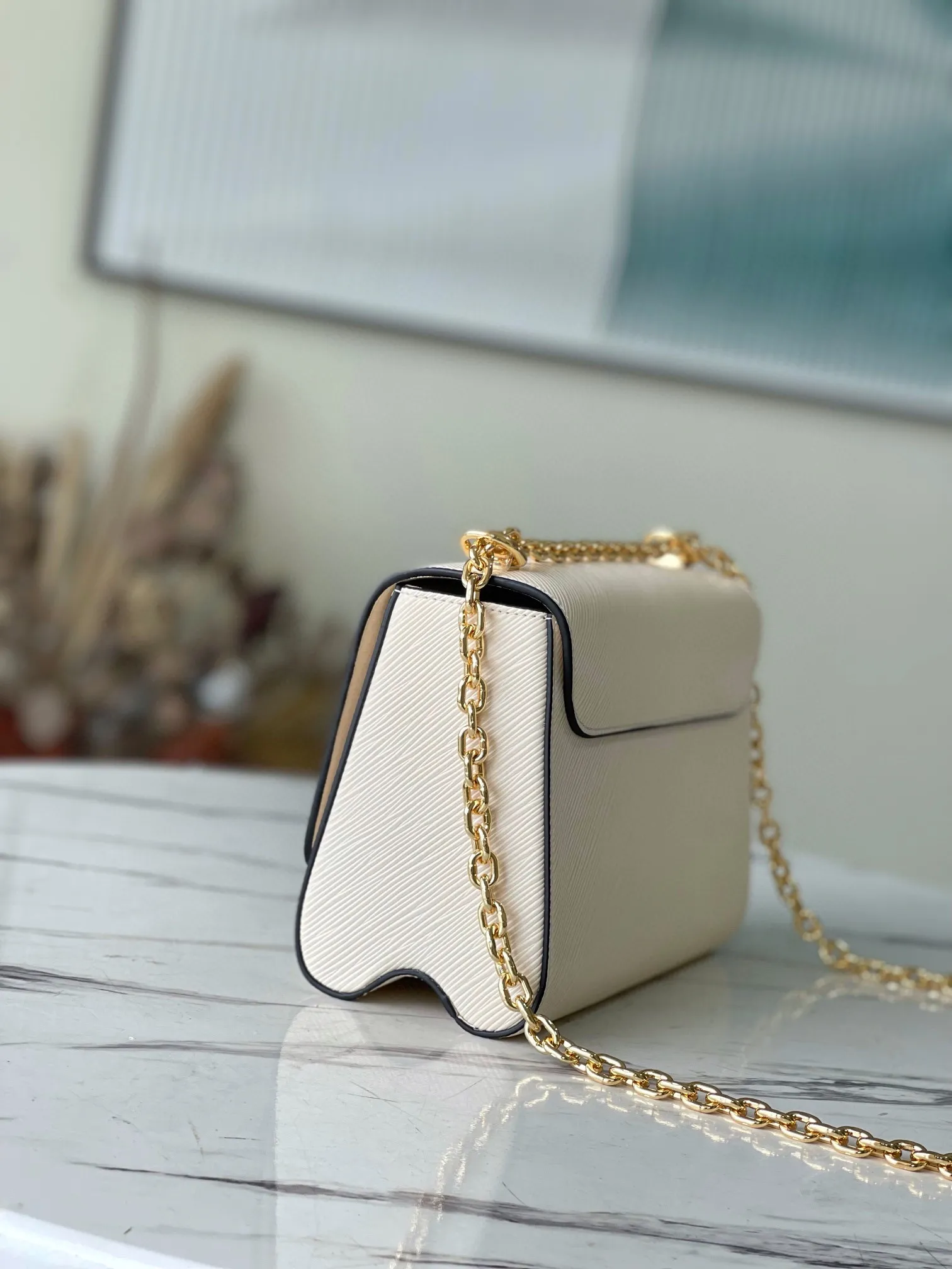 💰1160 (top layer leather) top original M59761 off-white Twist chain bag first announced the neoclassical style in the 2015 Cruise early spring series. This medium-sized handbag is made of the brand's signature Epi leather and is embellished with a sculptural Twist lock that releases the dazzling luster of the metal. The wavy bottom of the bag hides the mystery of its capacity; the sliding chain shoulder strap can be folded or unfolded to carry it on the shoulder or across the body, allowing it to be worn day and night with its aesthetic elegance. Dimensions: 23 x 17 x 9.5 cm