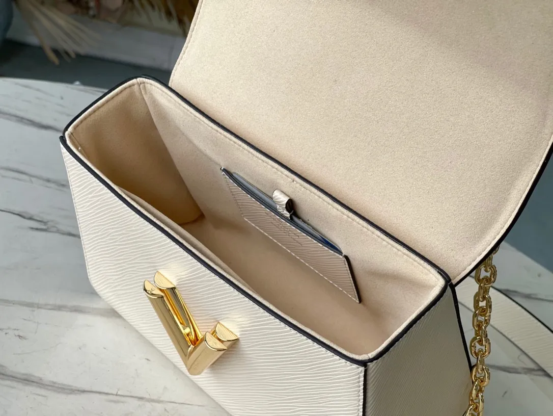 💰1160 (top layer leather) top original M59761 off-white Twist chain bag first announced the neoclassical style in the 2015 Cruise early spring series. This medium-sized handbag is made of the brand's signature Epi leather and is embellished with a sculptural Twist lock that releases the dazzling luster of the metal. The wavy bottom of the bag hides the mystery of its capacity; the sliding chain shoulder strap can be folded or unfolded to carry it on the shoulder or across the body, allowing it to be worn day and night with its aesthetic elegance. Dimensions: 23 x 17 x 9.5 cm