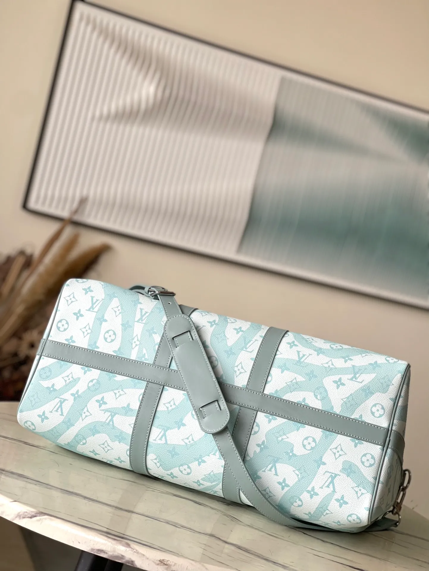 💰1380 Top Original M22570 This Keepall Bandoulière 50 travel bag is made of Monogram Aquagarden canvas, which gives the Monogram flowers and letters a three-dimensional water drop look, emerging on the water-like transparent Monogram pattern surface. Leather side straps, top handles and nameplate continue the classic feel. Dimensions: 50 x 29 x 23 cm