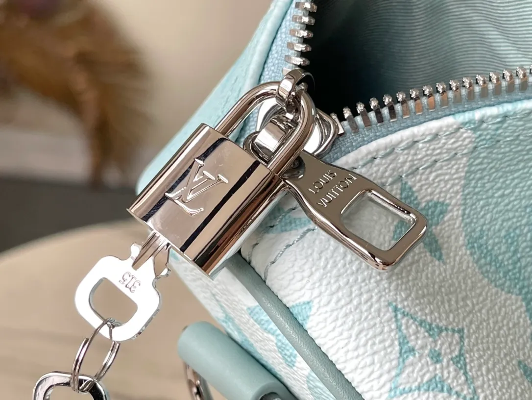 💰1380 Top Original M22570 This Keepall Bandoulière 50 travel bag is made of Monogram Aquagarden canvas, which gives the Monogram flowers and letters a three-dimensional water drop look, emerging on the water-like transparent Monogram pattern surface. Leather side straps, top handles and nameplate continue the classic feel. Dimensions: 50 x 29 x 23 cm
