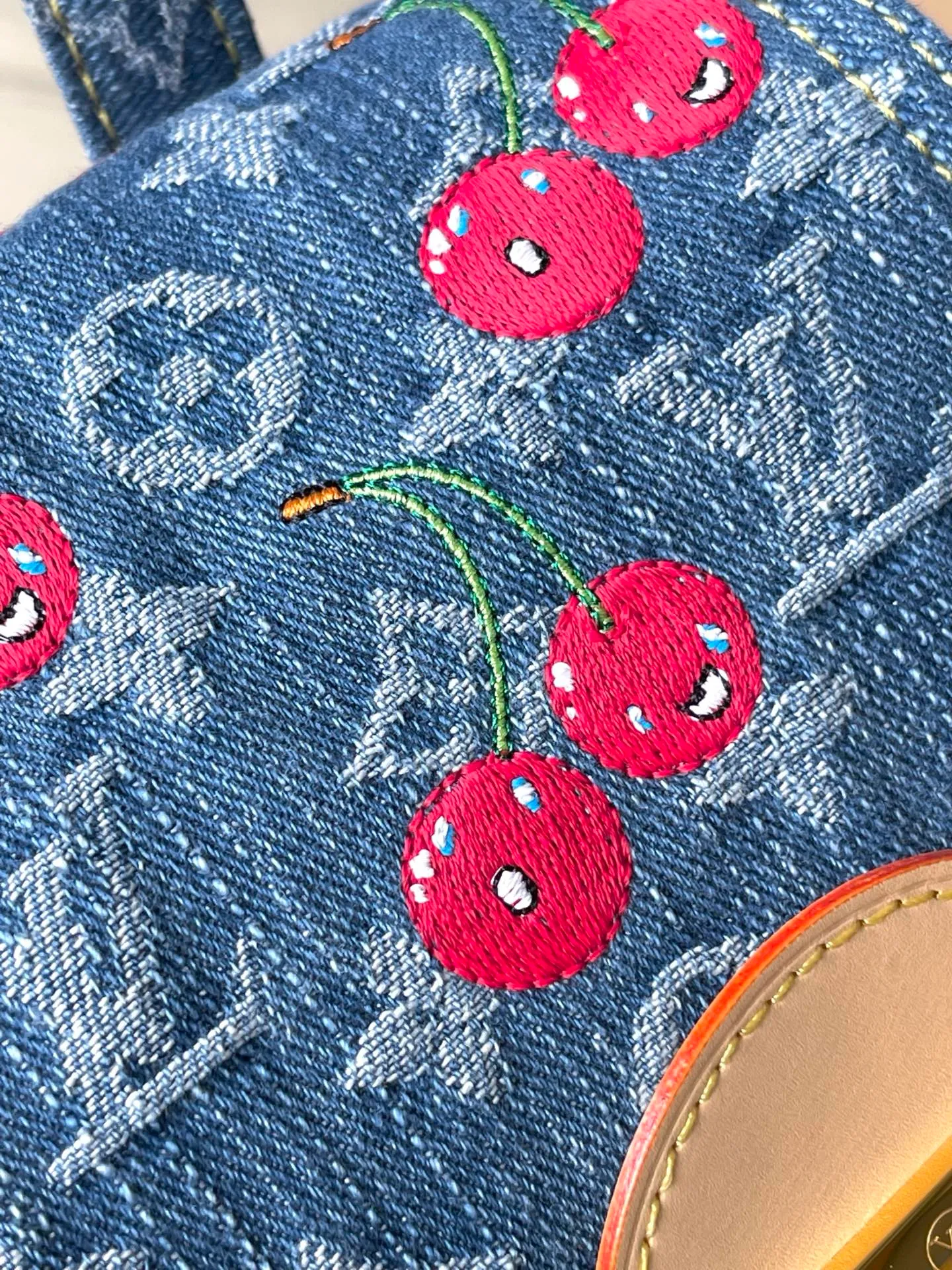 💰1220 Top original item M13679 This Venice backpack is from the Louis Vuitton x Takashi Murakami replica series. Monogram denim is blended with personalized cherry embroidery, and it uses interesting brushwork to interpret the colorful interest painted by Japanese artists. Exquisite leather outlines the slender shoulder straps, and bright buckles highlight the flap and outer pocket. Dimensions: 24 × 26 × 7 cm