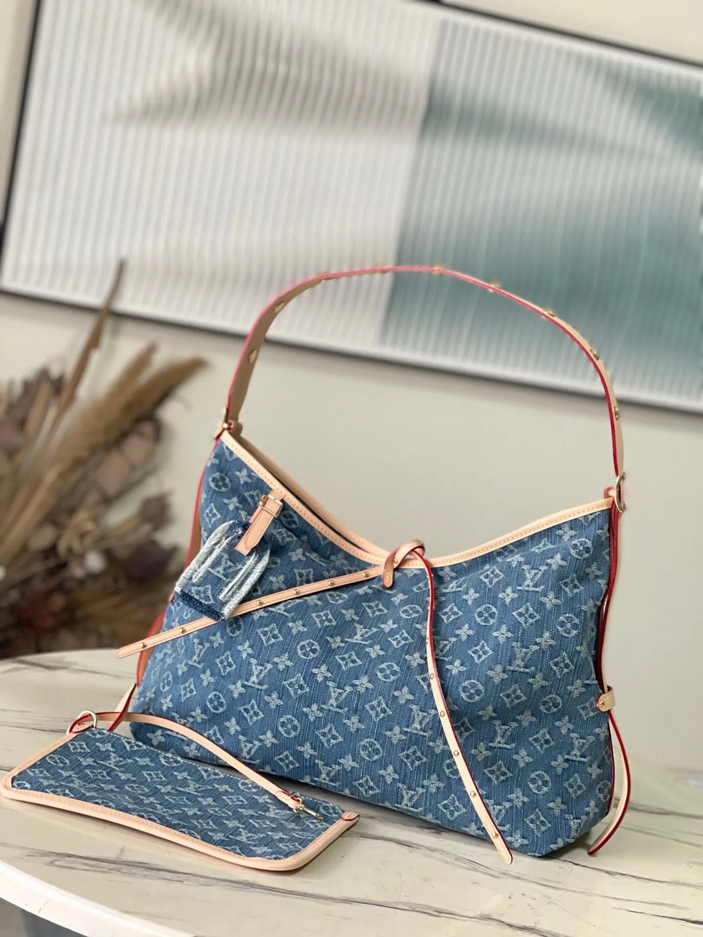 💰1240 Top Original M46855 Blue (denim) launches a new CarryAll medium handbag, with Monogram canvas and leather trimming to create a body-fitting design. There's a zipped pocket inside the ample space, and a detachable zipped clutch adds a functional element, with a buckle-adjustable handle. Dimensions: 39 x 30 x 15 cm