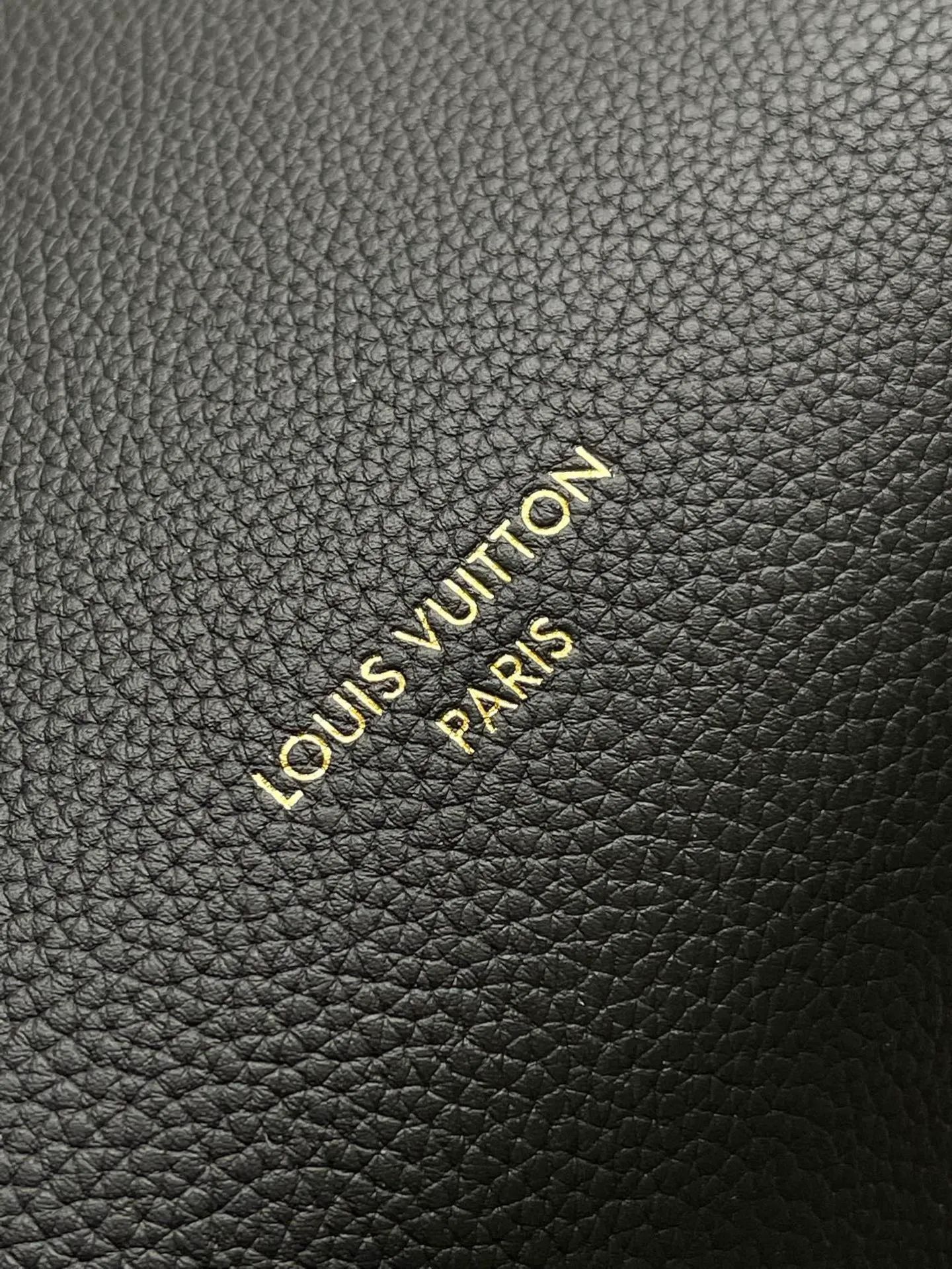 💰1340 (top layer leather) top original order M25341 black. This medium-sized Low Key Cabas handbag is wrapped in soft grained cow leather and lined with suede leather, creating a gorgeous style with ingenuity. The brand's iconic padlock demonstrates an eclectic mix of elegant aesthetics and security features. The adjustable handle enables you to switch between hand-held and long- or short-shoulder carry. Dimensions: 47 × 30 × 14 cm