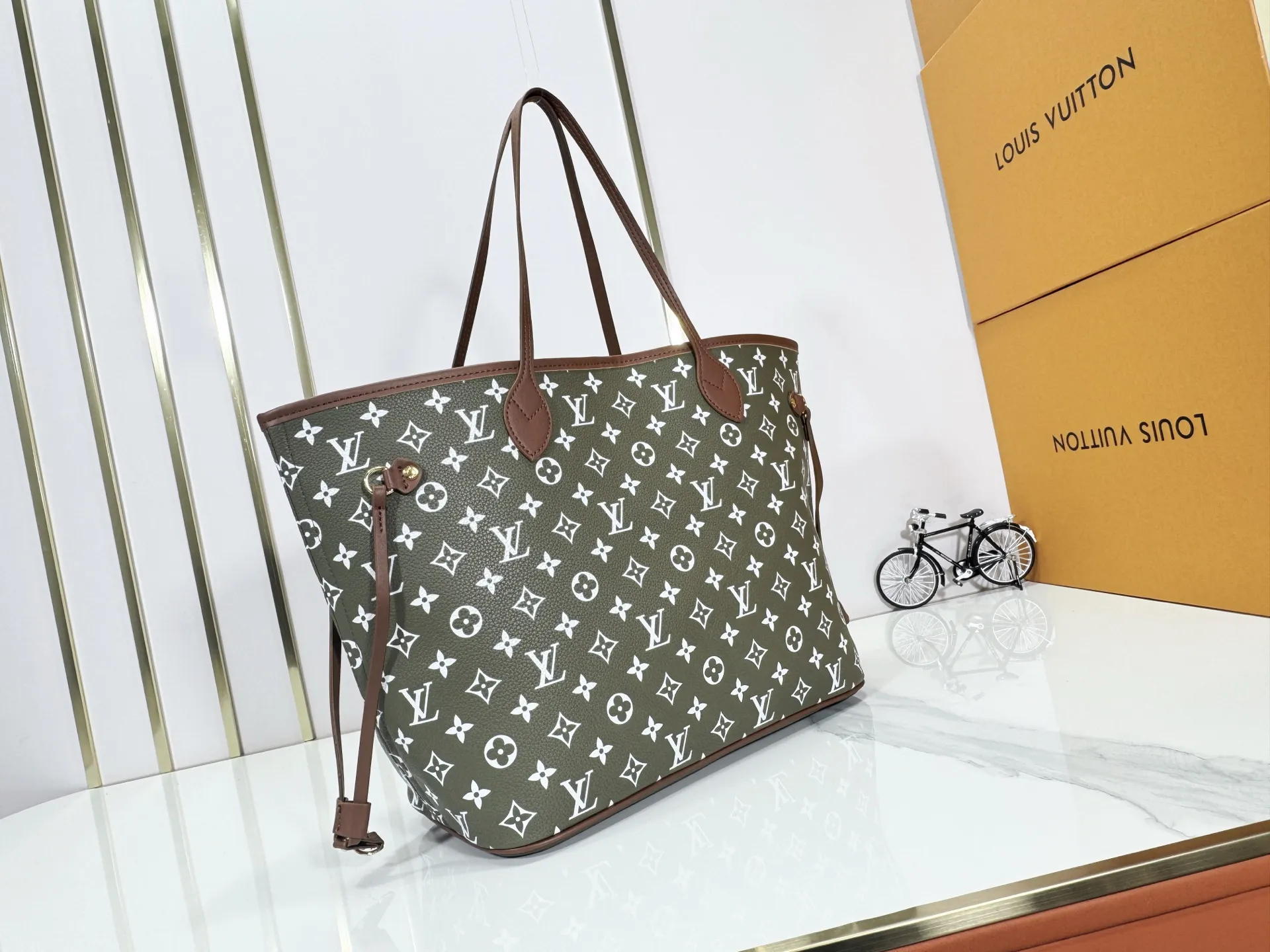P280 Upgraded Original M45685 M40995 Neverfull handbags always meet your various handbag needs. It has a large capacity but is not bulky. It is stiff and soft to the touch, making it suitable for home and travel. Tighten the side ties and it instantly transforms into a stylish urban handbag. Loosen the straps and it transforms into a chic and practical handbag. The slender leather handle can be carried over the shoulder or between the arms. The model shown here is made of Damier Ebène canvas. Dimensions: 31.0 x 28.0 x 14.0 cm