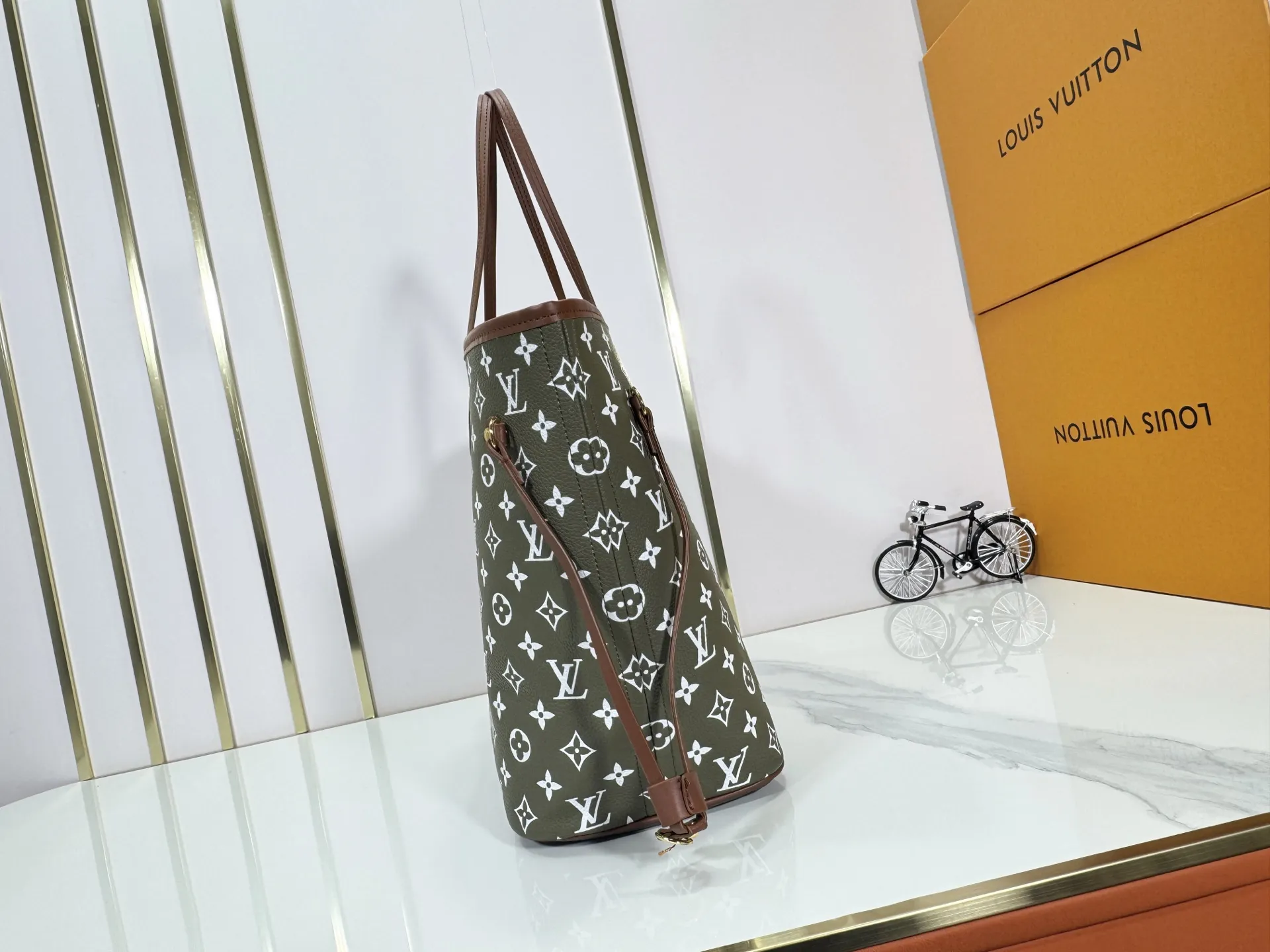 P280 Upgraded Original M45685 M40995 Neverfull handbags always meet your various handbag needs. It has a large capacity but is not bulky. It is stiff and soft to the touch, making it suitable for home and travel. Tighten the side ties and it instantly transforms into a stylish urban handbag. Loosen the straps and it transforms into a chic and practical handbag. The slender leather handle can be carried over the shoulder or between the arms. The model shown here is made of Damier Ebène canvas. Dimensions: 31.0 x 28.0 x 14.0 cm