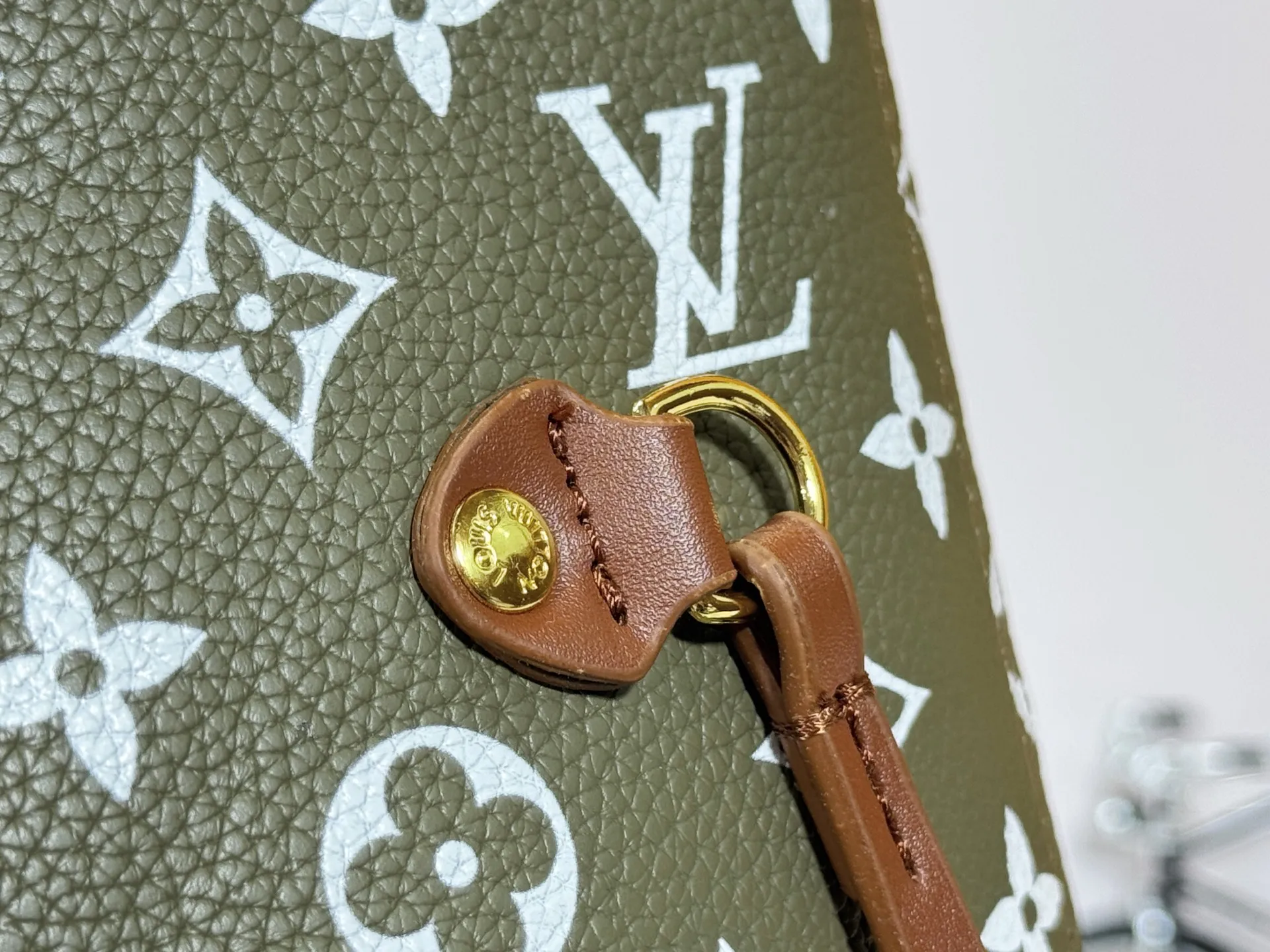P280 Upgraded Original M45685 M40995 Neverfull handbags always meet your various handbag needs. It has a large capacity but is not bulky. It is stiff and soft to the touch, making it suitable for home and travel. Tighten the side ties and it instantly transforms into a stylish urban handbag. Loosen the straps and it transforms into a chic and practical handbag. The slender leather handle can be carried over the shoulder or between the arms. The model shown here is made of Damier Ebène canvas. Dimensions: 31.0 x 28.0 x 14.0 cm