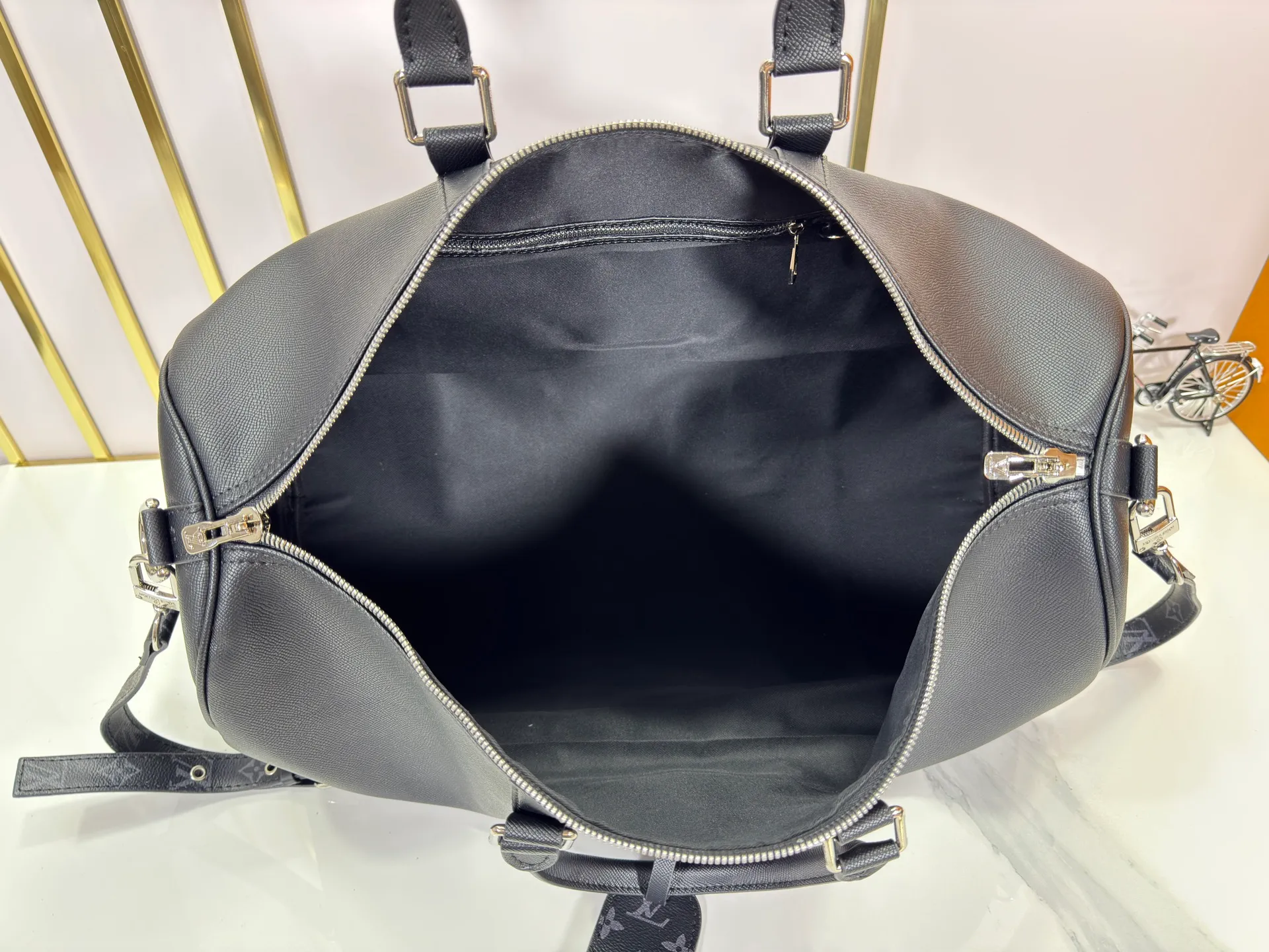 P340 Upgraded original version M30941 yellow M30885 white M53776 silver M30235 gram MTaigarama series newly launches this keepall travel bag, which is made of flexible Taïga leather and classic canvas to create a dynamic configuration. The size is just right to accommodate your travel needs, size: 50x29x23cm