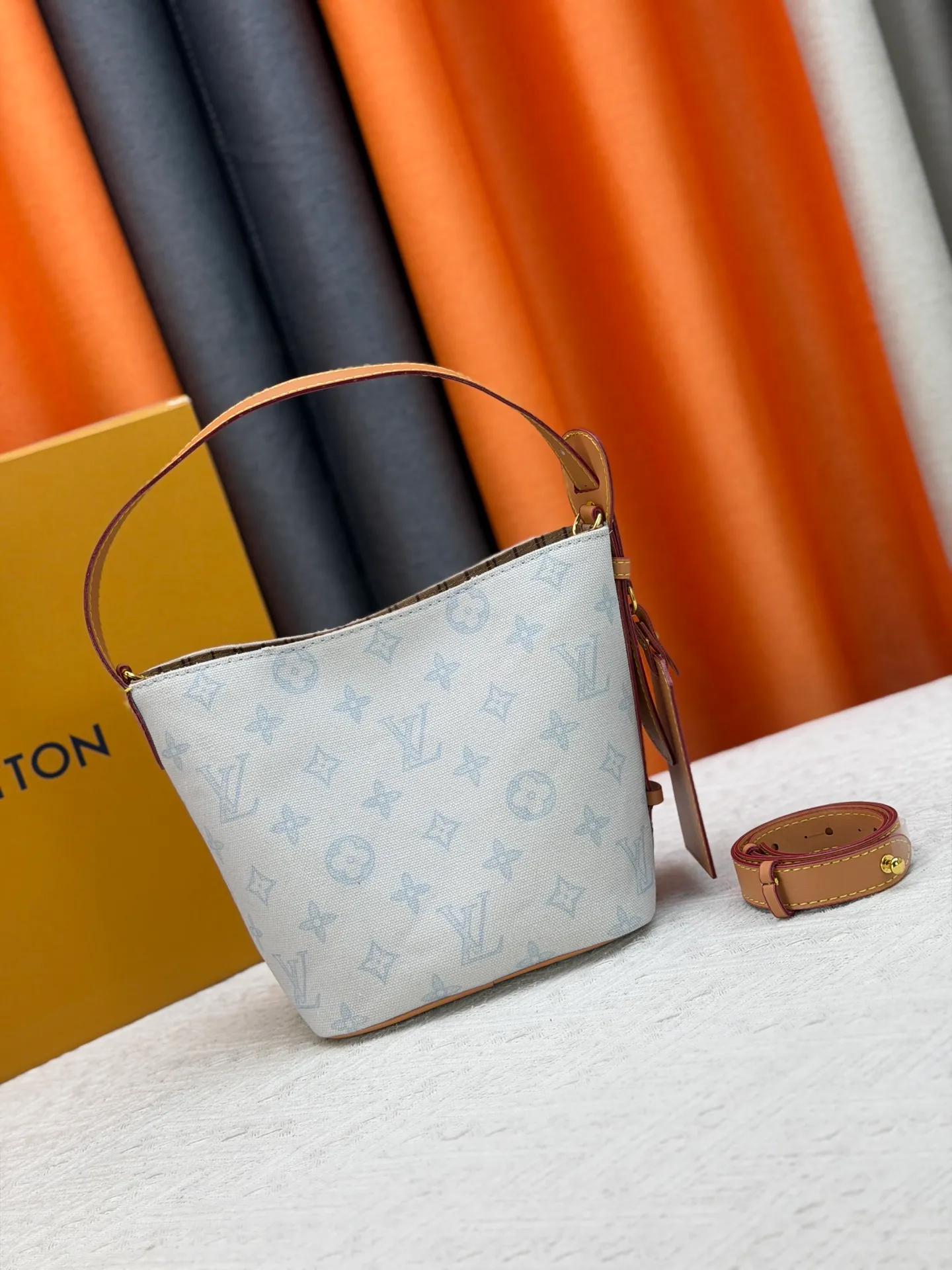 P230 upgraded original M27529 M12925 M12926 M13480 M13044 M14356 M13045 M13089 This All In BB handbag is made of Monogram canvas with shiny metal parts, and the iconic pendant and nameplate highlight the classic style. The adjustable shoulder strap continues the brand's trunk-making heritage, and the leather shoulder strap adds cross-body and shoulder carry options. The foldable design enables the silhouette to be retracted and retracted freely, providing ample space for daily use. 16.0 x 18.0 x 12.0 cm (length x height x width)