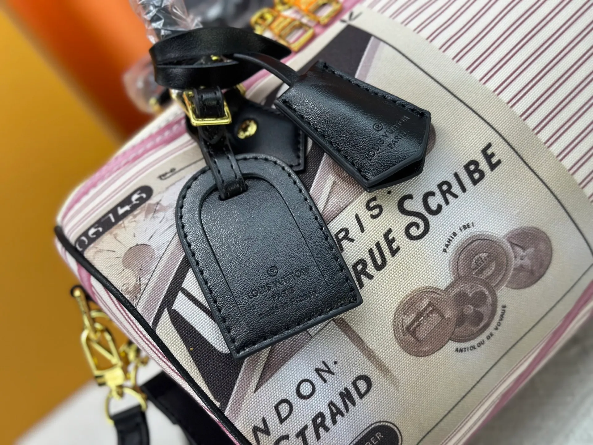 P320 M18076 M15159 M25766 M13344 Catwalk model This Speedy Soft 30 is from the LV Travels With Grace Coddlington series. It is made of rich-toned cow leather with gold hardware and interesting embossed shapes. Removable name tag features Grace Coddington's handwriting. Size: 30X21X17 cm