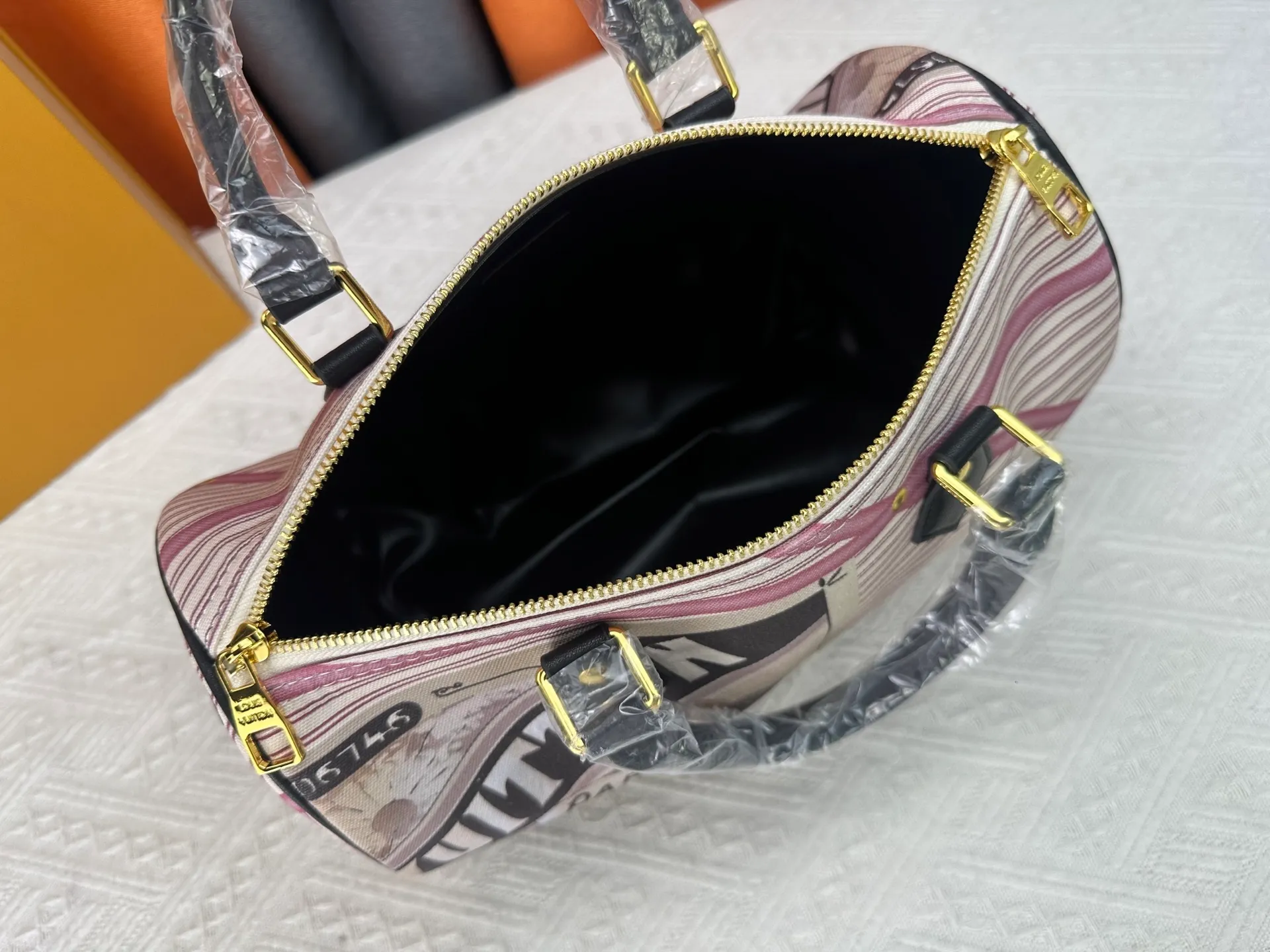 P320 M18076 M15159 M25766 M13344 Catwalk model This Speedy Soft 30 is from the LV Travels With Grace Coddlington series. It is made of rich-toned cow leather with gold hardware and interesting embossed shapes. Removable name tag features Grace Coddington's handwriting. Size: 30X21X17 cm