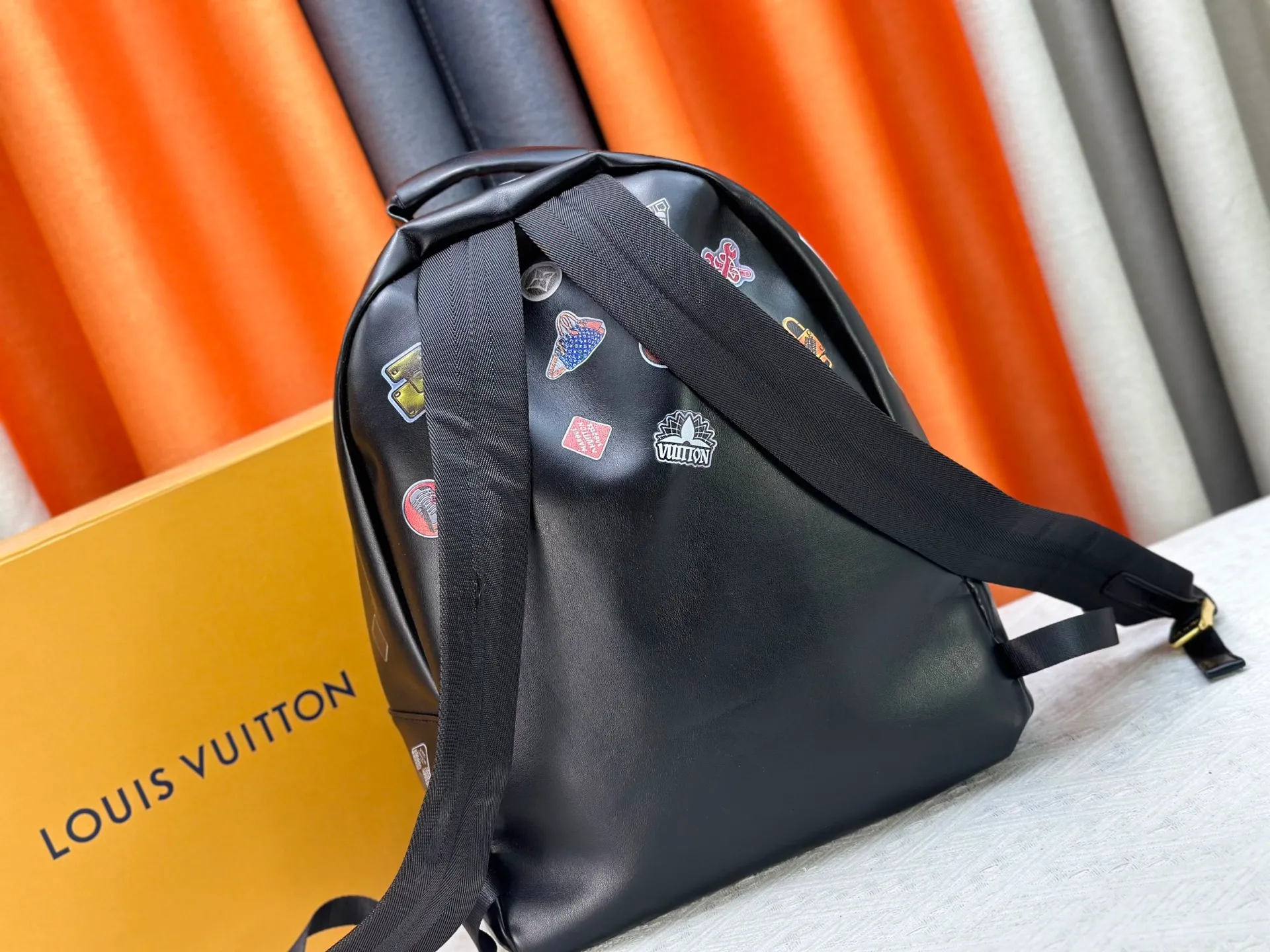 P360 LV Men's Discovery Black Backpack I recently picked up the Iv Men's Discovery Presbyopic Backpack, the item number is M43186. 43408. A has a large capacity and can fit a small notebook.  It is unisex and looks good on girls’ backs too.  ★A relatively low-key model, you can carry it to work, commuting and out for fun. ★Very practical. If boys don’t like carrying bags, this backpack is a very good choice.   #practicalmen’s bag recommended 30-38cm