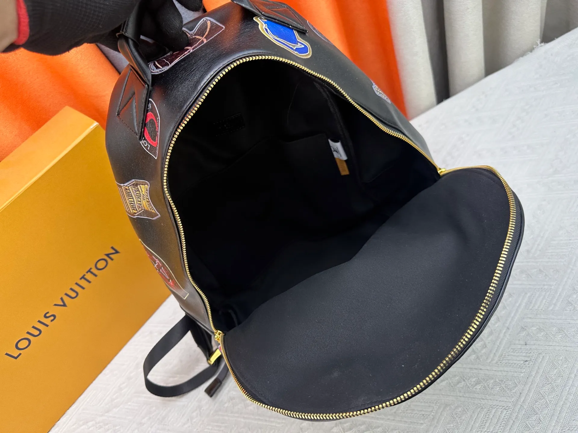 P360 LV Men's Discovery Black Backpack I recently picked up the Iv Men's Discovery Presbyopic Backpack, the item number is M43186. 43408. A has a large capacity and can fit a small notebook.  It is unisex and looks good on girls’ backs too.  ★A relatively low-key model, you can carry it to work, commuting and out for fun. ★Very practical. If boys don’t like carrying bags, this backpack is a very good choice.   #practicalmen’s bag recommended 30-38cm