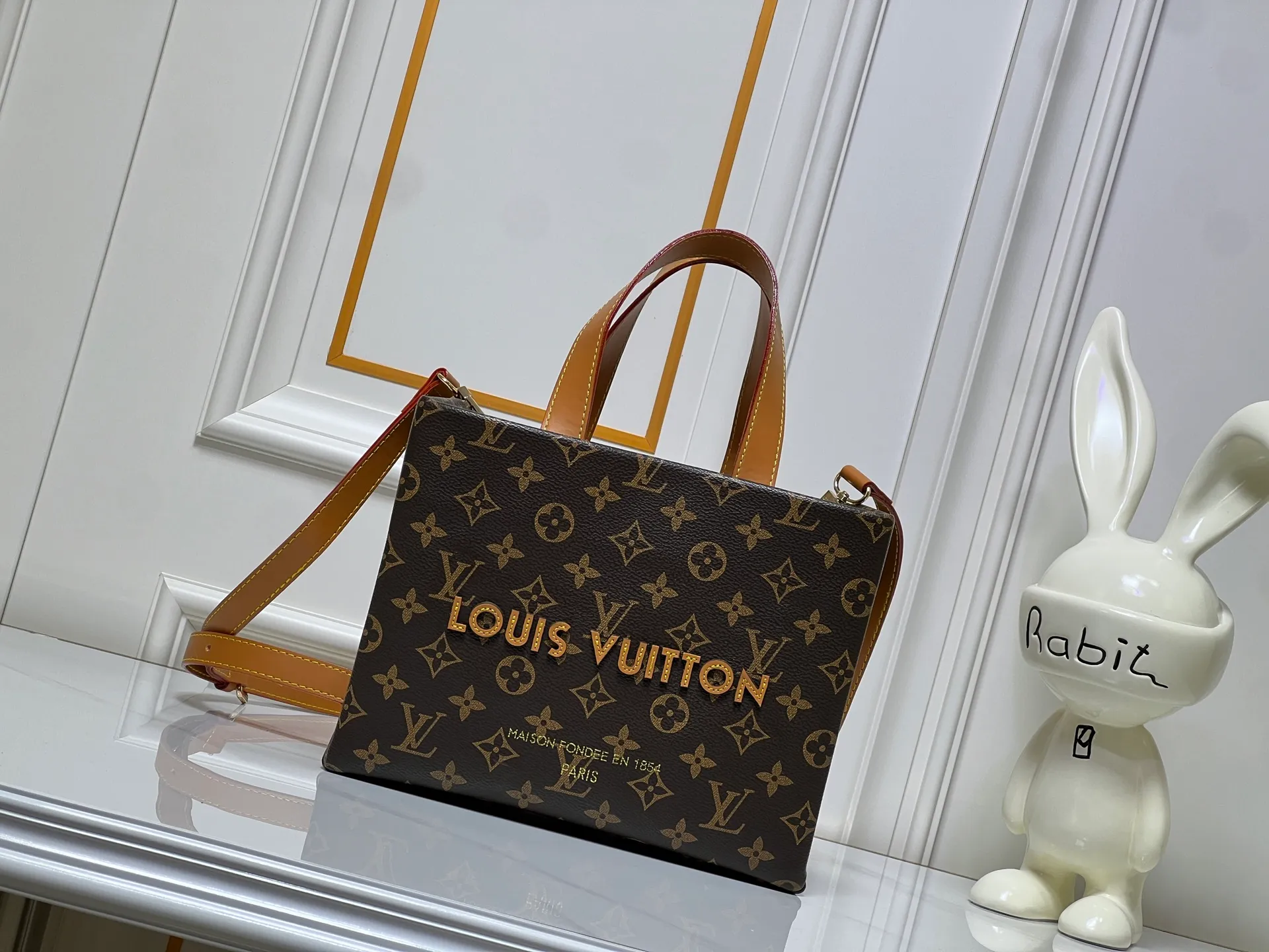 Batch 260💰M13940 presbyopic orange PHARREL and NIGO collection’s joint series top original order This Shopper medium handbag draws inspiration from Louis Vuitton shopping bags, with the words Louis Vuitton and Maison Fondée En 1854 written on soft cow leather, with a top handle and a detachable shoulder strap. 25x19x11 • Cow leather • Cow leather trim • Textile lining • Metal hardware • Musketon closure • Main compartment • Zip pocket • Double patch pockets • Handles: Double handle