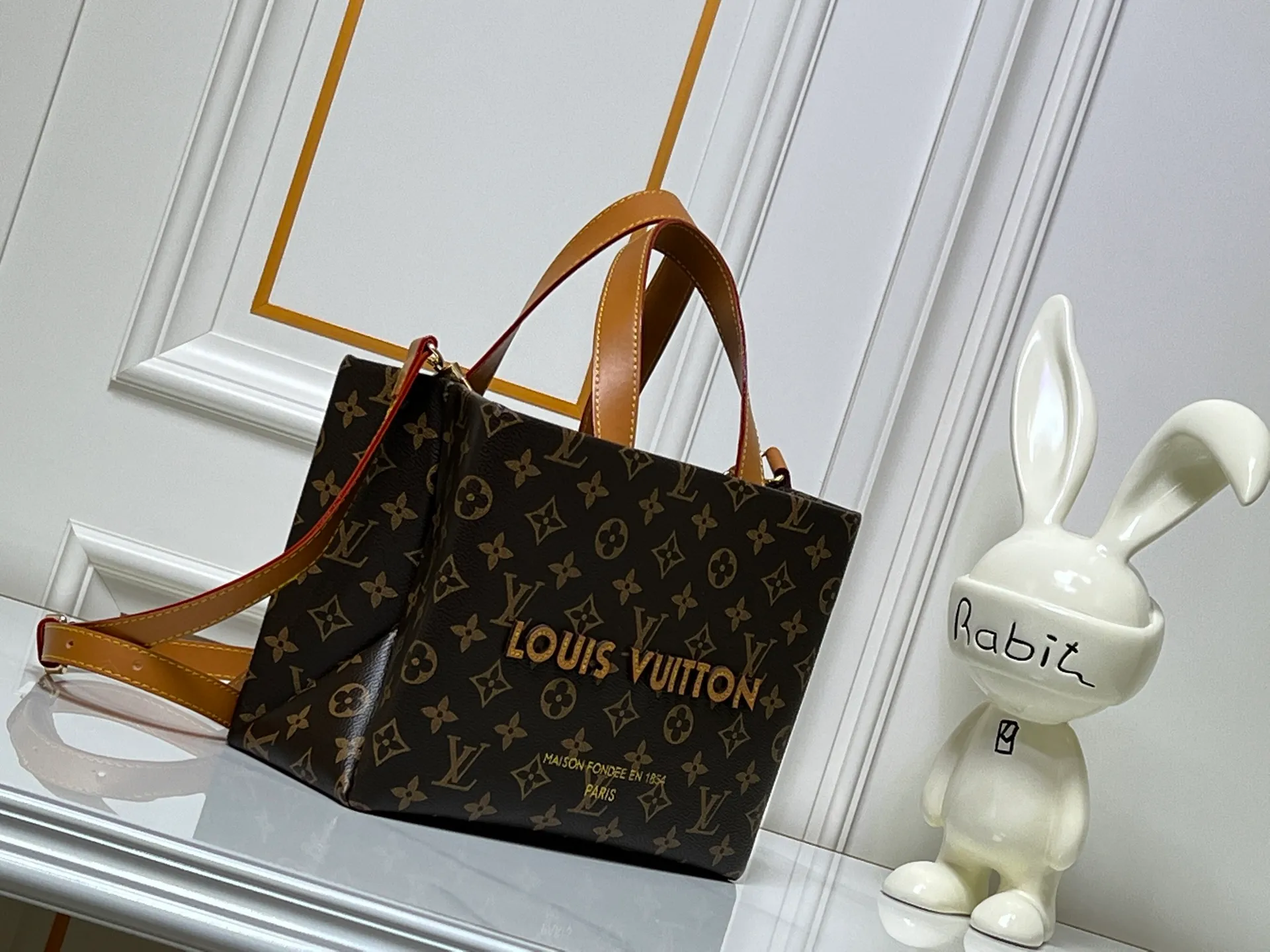 Batch 260💰M13940 presbyopic orange PHARREL and NIGO collection’s joint series top original order This Shopper medium handbag draws inspiration from Louis Vuitton shopping bags, with the words Louis Vuitton and Maison Fondée En 1854 written on soft cow leather, with a top handle and a detachable shoulder strap. 25x19x11 • Cow leather • Cow leather trim • Textile lining • Metal hardware • Musketon closure • Main compartment • Zip pocket • Double patch pockets • Handles: Double handle
