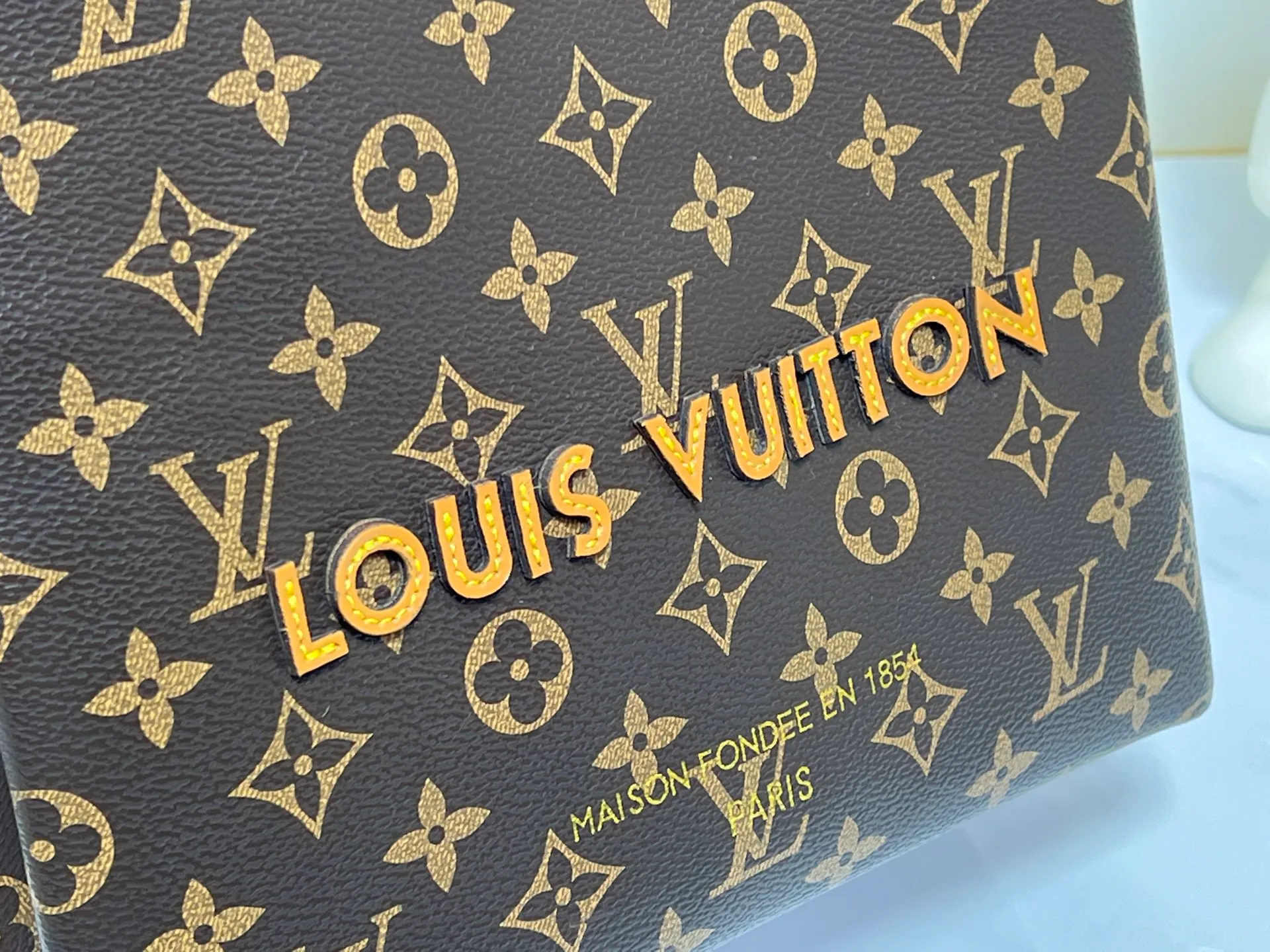 Batch 260💰M13940 presbyopic orange PHARREL and NIGO collection’s joint series top original order This Shopper medium handbag draws inspiration from Louis Vuitton shopping bags, with the words Louis Vuitton and Maison Fondée En 1854 written on soft cow leather, with a top handle and a detachable shoulder strap. 25x19x11 • Cow leather • Cow leather trim • Textile lining • Metal hardware • Musketon closure • Main compartment • Zip pocket • Double patch pockets • Handles: Double handle