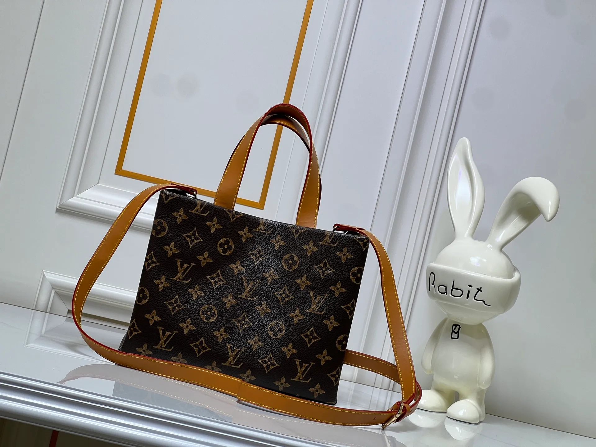 Batch 260💰M13940 presbyopic orange PHARREL and NIGO collection’s joint series top original order This Shopper medium handbag draws inspiration from Louis Vuitton shopping bags, with the words Louis Vuitton and Maison Fondée En 1854 written on soft cow leather, with a top handle and a detachable shoulder strap. 25x19x11 • Cow leather • Cow leather trim • Textile lining • Metal hardware • Musketon closure • Main compartment • Zip pocket • Double patch pockets • Handles: Double handle