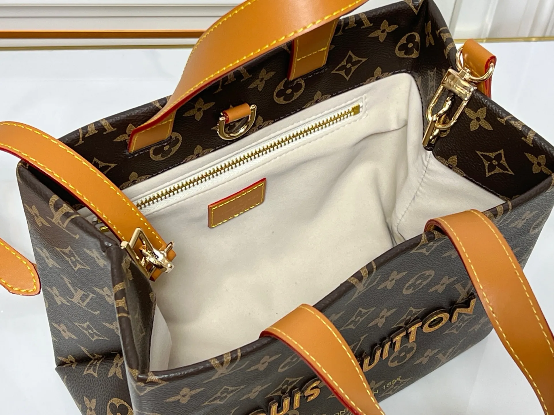 Batch 260💰M13940 presbyopic orange PHARREL and NIGO collection’s joint series top original order This Shopper medium handbag draws inspiration from Louis Vuitton shopping bags, with the words Louis Vuitton and Maison Fondée En 1854 written on soft cow leather, with a top handle and a detachable shoulder strap. 25x19x11 • Cow leather • Cow leather trim • Textile lining • Metal hardware • Musketon closure • Main compartment • Zip pocket • Double patch pockets • Handles: Double handle