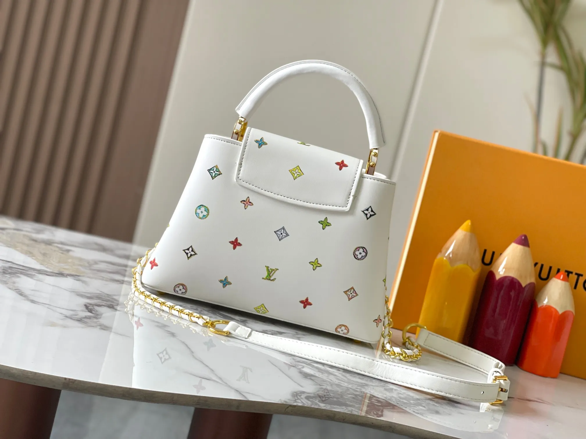 p440 [Guangzhou top quality original version] Capucines BB Model: 14166 white Material: plain graffiti Hardware upgrade Highlights: LV initials, unique edge ring, fine Monogram flowers on the flap. Size: 27×18×9cm