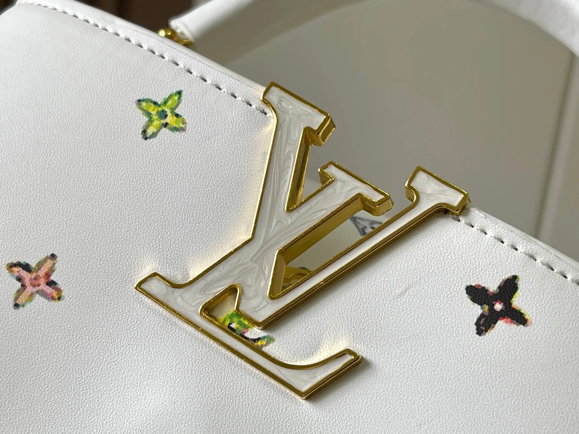 p440 [Guangzhou top quality original version] Capucines BB Model: 14166 white Material: plain graffiti Hardware upgrade Highlights: LV initials, unique edge ring, fine Monogram flowers on the flap. Size: 27×18×9cm