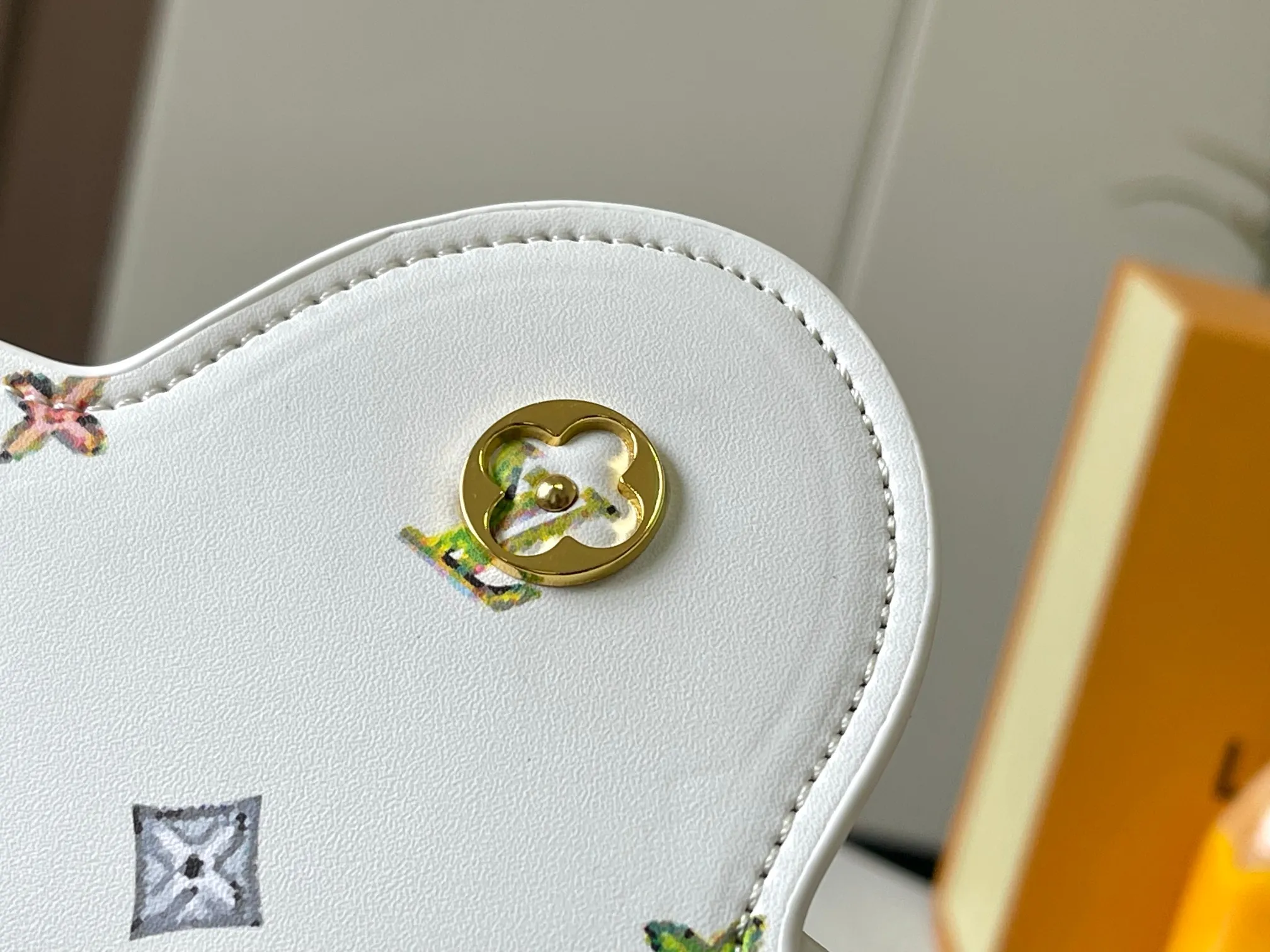 p440 [Guangzhou top quality original version] Capucines BB Model: 14166 white Material: plain graffiti Hardware upgrade Highlights: LV initials, unique edge ring, fine Monogram flowers on the flap. Size: 27×18×9cm