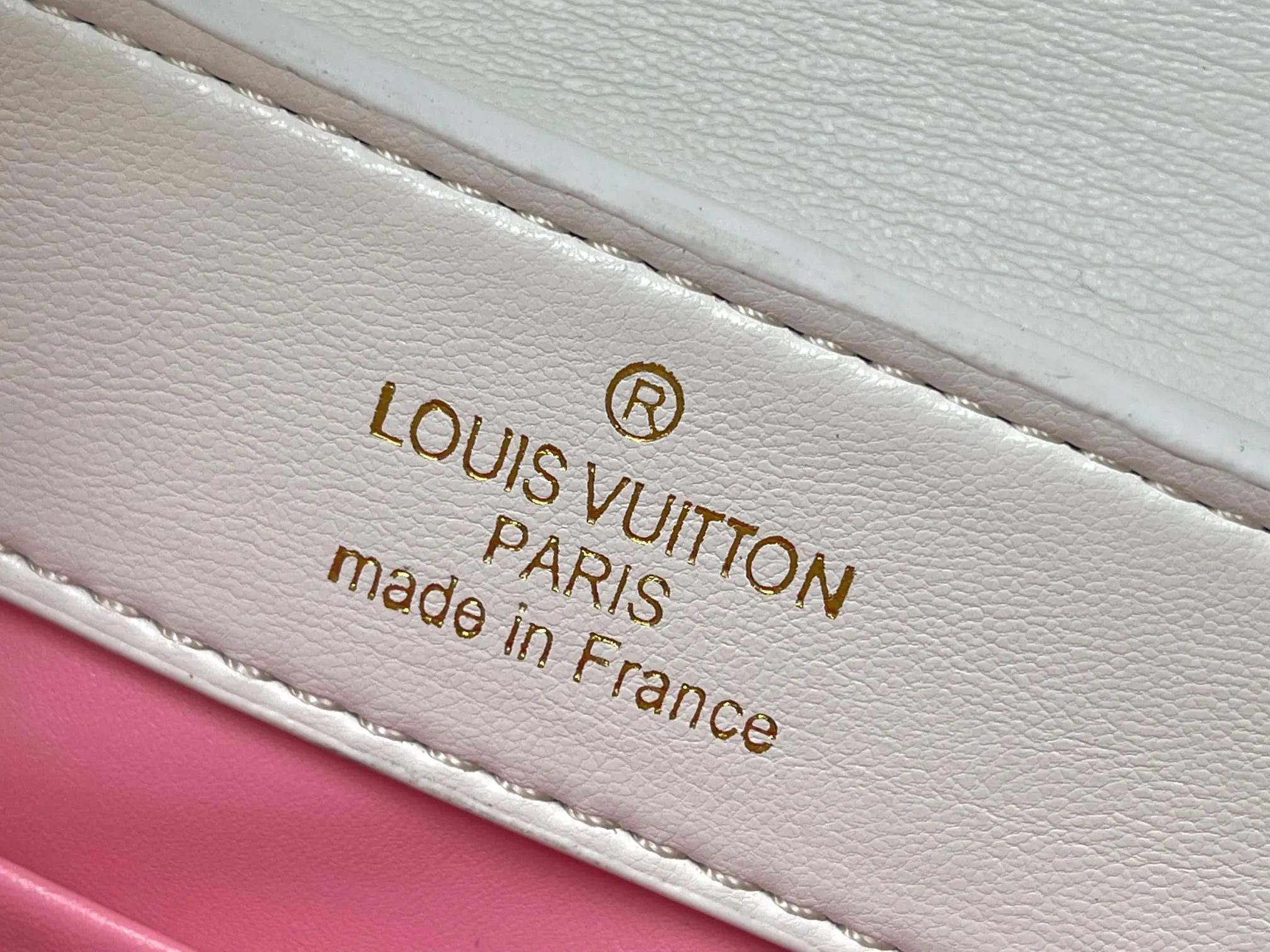 p440 [Guangzhou top quality original version] Capucines BB Model: 14166 white Material: plain graffiti Hardware upgrade Highlights: LV initials, unique edge ring, fine Monogram flowers on the flap. Size: 27×18×9cm