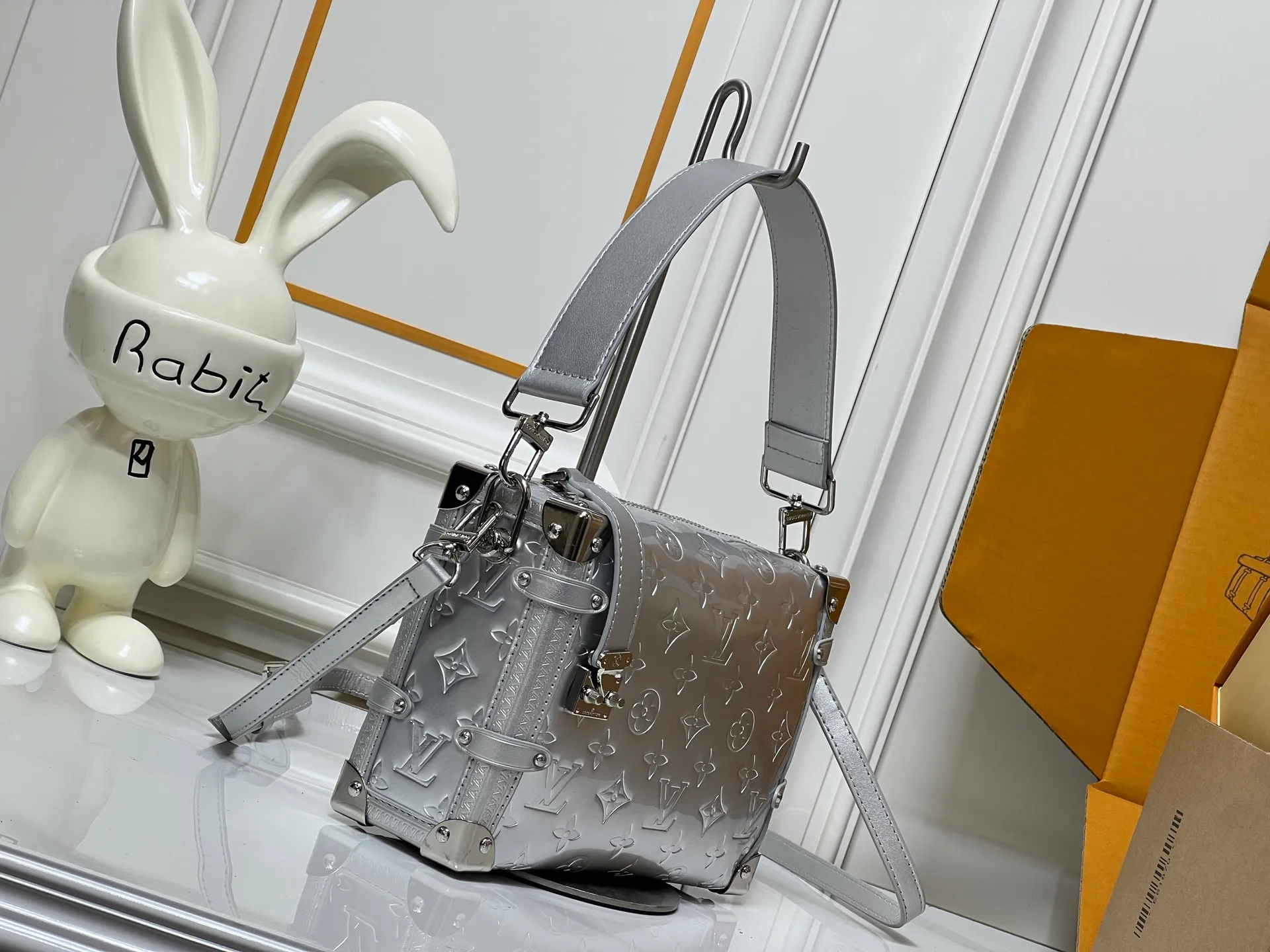 Batch 280💰M46358 M26223 silver matte version This Side Trunk medium handbag is from the Monogram Bold series, showing artistic director Nicolas Ghesquiere's creative interpretation of Louis Vuitton's classic luggage. Smooth cow leather with embossed Monogram pattern on the bag body, metal corners and S-lock buckle to highlight the signature touch, detachable long shoulder strap for flexible carrying Dimensions: 23.5X16X8.5 cm