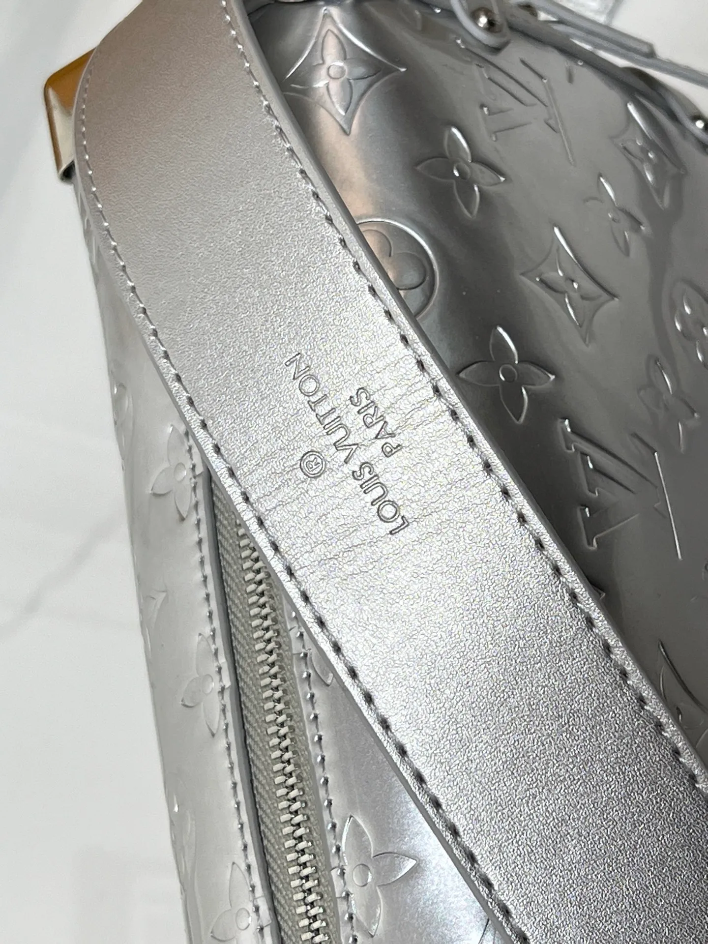 Batch 280💰M46358 M26223 silver matte version This Side Trunk medium handbag is from the Monogram Bold series, showing artistic director Nicolas Ghesquiere's creative interpretation of Louis Vuitton's classic luggage. Smooth cow leather with embossed Monogram pattern on the bag body, metal corners and S-lock buckle to highlight the signature touch, detachable long shoulder strap for flexible carrying Dimensions: 23.5X16X8.5 cm