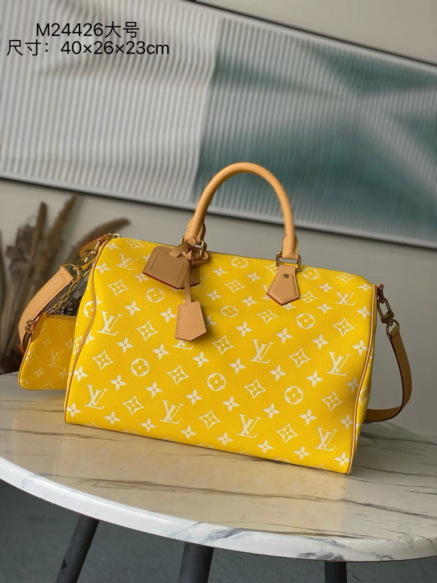 💰1940 Top original order M24419 Large size This Speedy P18 Bandouliere 40 handbag is made of soft cow leather with deep cow leather trim and a detachable and adjustable shoulder strap. Exquisite stitching, dyed edges and the iconic P18 nameplate create ingenious details. Dimensions: 40 × 26 × 23 cm
