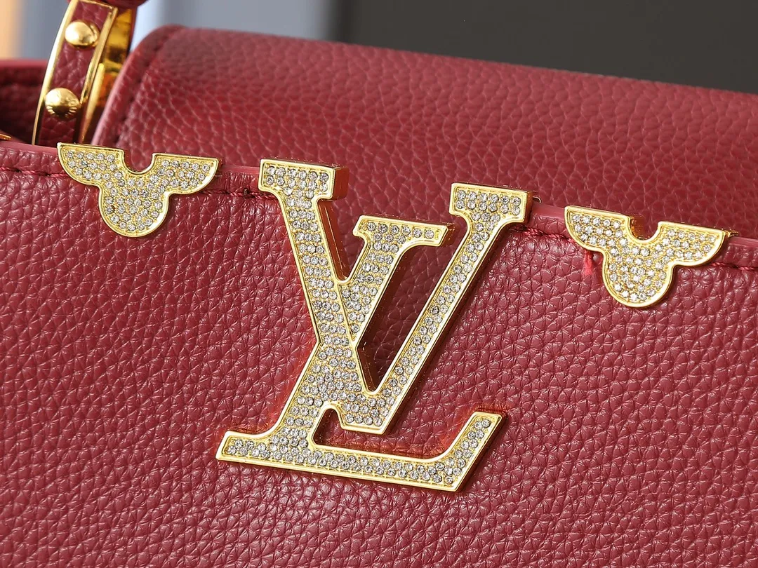 💰420💰Guangzhou product Upgraded from the original M24583 M24584 M24585 Gold and diamond corolla This Capucines Flower Crown handbag is made of full-grain Taurillon leather and is embellished with Monogram flowers. Each flower is shaped by exquisite crystal diamonds. The LV logo and flowers echo each other, giving this soft handbag a jewel-like luster. Use the detachable shoulder strap cleverly to switch between shoulder and crossbody. Dimensions: 27.0 x 17.3 x 9.0 cm