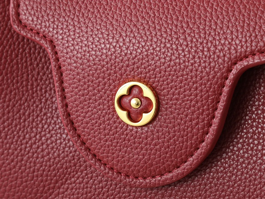 💰420💰Guangzhou product Upgraded from the original M24583 M24584 M24585 Gold and diamond corolla This Capucines Flower Crown handbag is made of full-grain Taurillon leather and is embellished with Monogram flowers. Each flower is shaped by exquisite crystal diamonds. The LV logo and flowers echo each other, giving this soft handbag a jewel-like luster. Use the detachable shoulder strap cleverly to switch between shoulder and crossbody. Dimensions: 27.0 x 17.3 x 9.0 cm