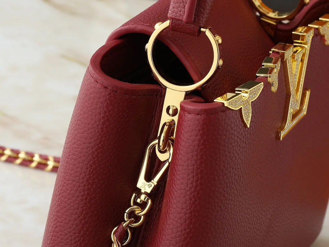 💰420💰Guangzhou product Upgraded from the original M24583 M24584 M24585 Gold and diamond corolla This Capucines Flower Crown handbag is made of full-grain Taurillon leather and is embellished with Monogram flowers. Each flower is shaped by exquisite crystal diamonds. The LV logo and flowers echo each other, giving this soft handbag a jewel-like luster. Use the detachable shoulder strap cleverly to switch between shoulder and crossbody. Dimensions: 27.0 x 17.3 x 9.0 cm