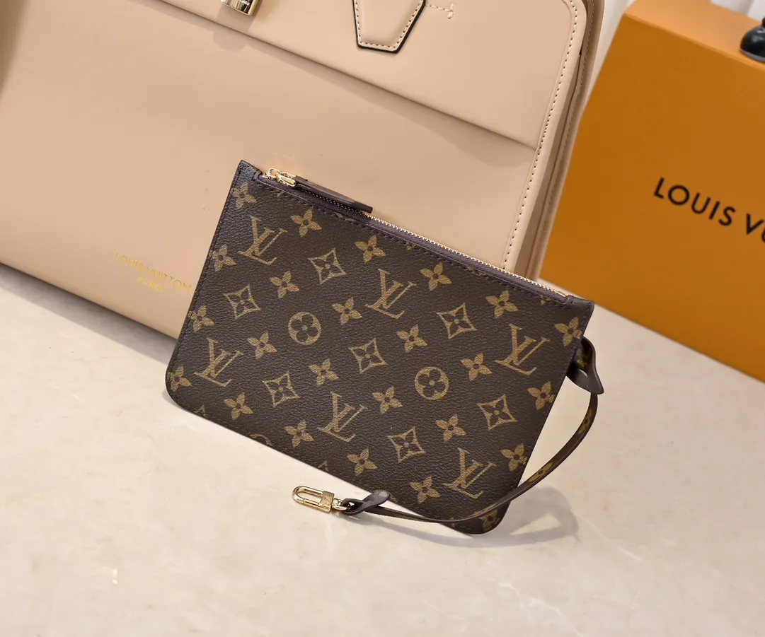 Batch 💰Small 360 💰Large 190 M12005 M12556 M12337 This large City Steamer handbag draws inspiration from the design of suitcases built for cruise ships in 1901, making its eye-catching appearance at the 2024 autumn and winter ready-to-wear show. Grained Millesime leather and shearling leather trims add seasonal flair, an embossed padlock and hot-stamped LV Circle logo add a modern twist, and a removable Monogram storage bag makes it easy to store valuables. Size: large size 35x42x21cm, small size 30x36x17