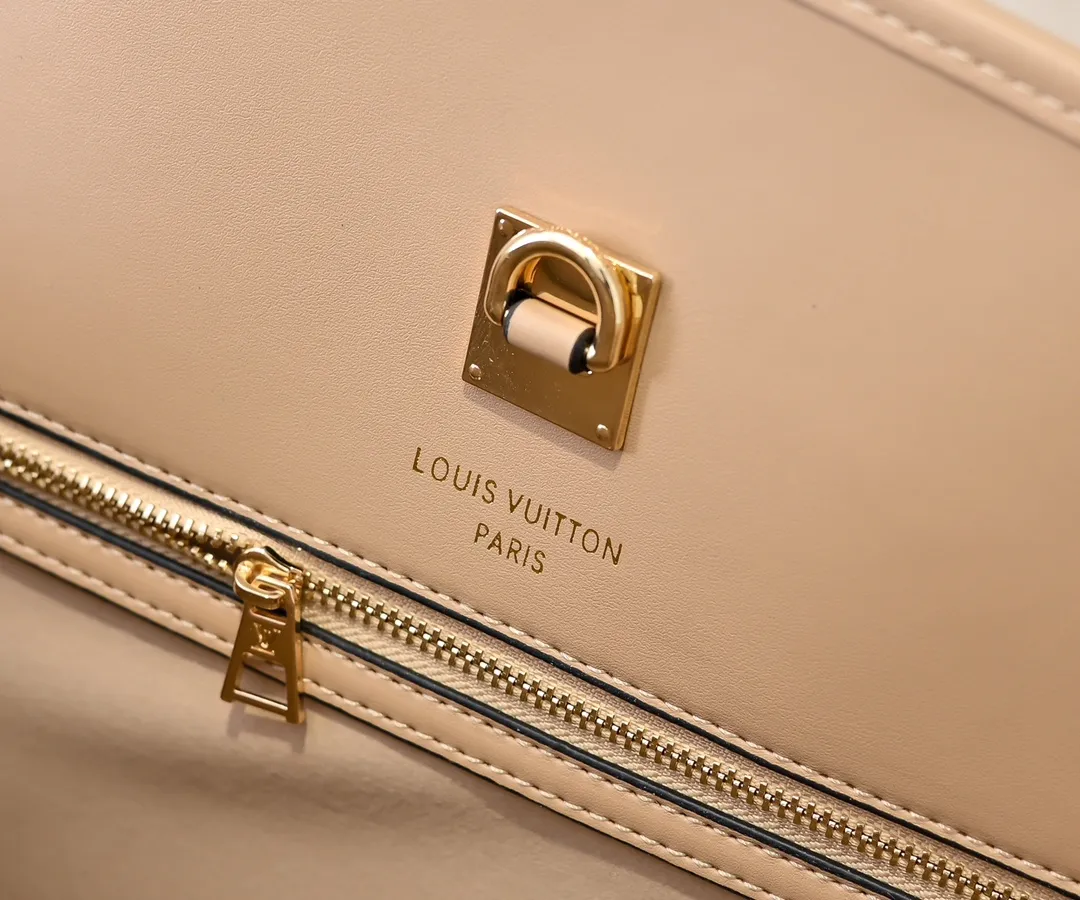 Batch 💰Small 360 💰Large 190 M12005 M12556 M12337 This large City Steamer handbag draws inspiration from the design of suitcases built for cruise ships in 1901, making its eye-catching appearance at the 2024 autumn and winter ready-to-wear show. Grained Millesime leather and shearling leather trims add seasonal flair, an embossed padlock and hot-stamped LV Circle logo add a modern twist, and a removable Monogram storage bag makes it easy to store valuables. Size: large size 35x42x21cm, small size 30x36x17