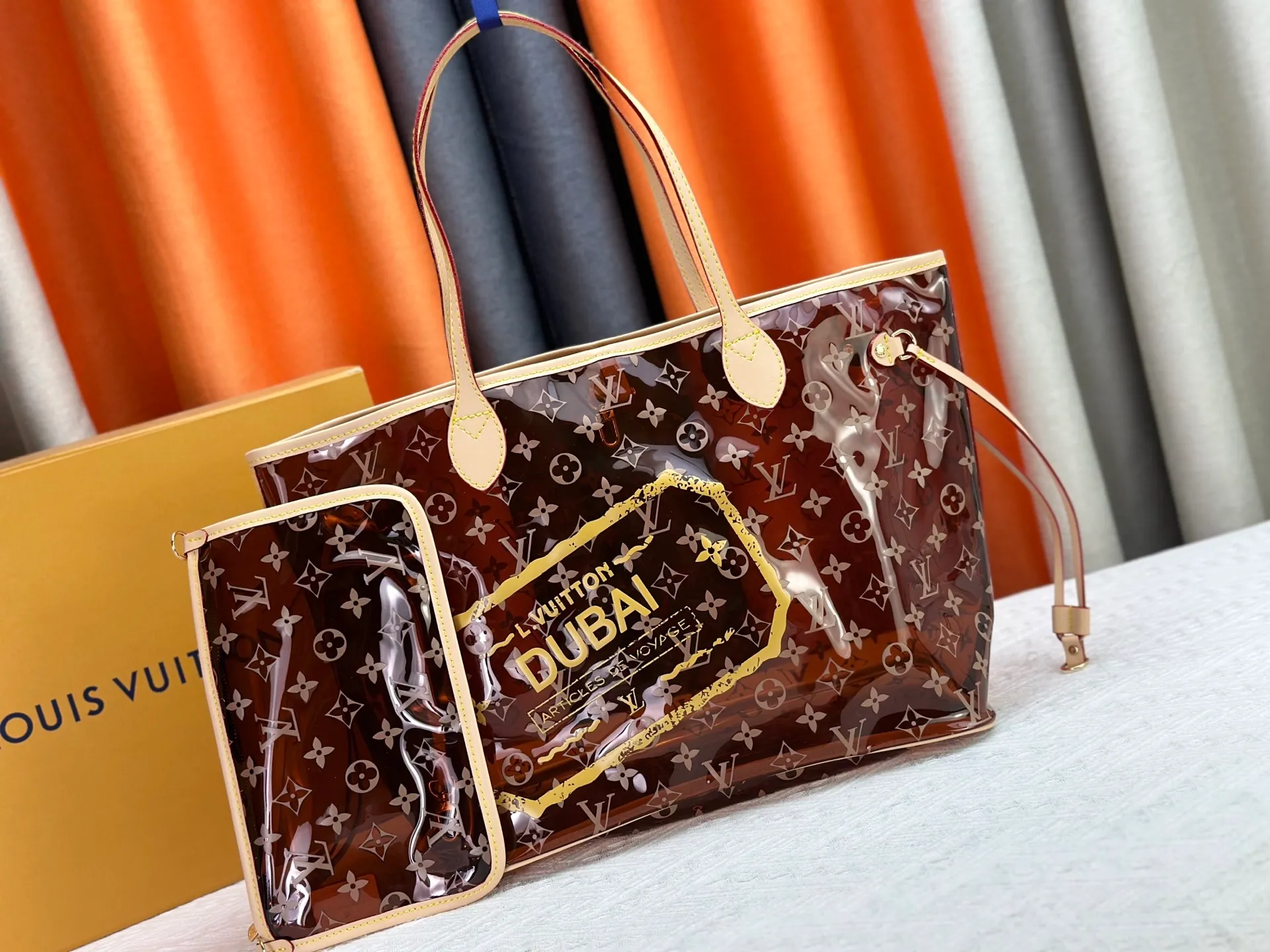 P340 M13263 45686 M40995 M14492 14491 M45685 This Presbyopia Cherry Neverfull medium handbag reinterprets the cheerful elements of the Louis Vuitton Cow leather trim completes the classic style. Dimensions: 31.0 x 28.0 x 14.0 cm (length x height x width)