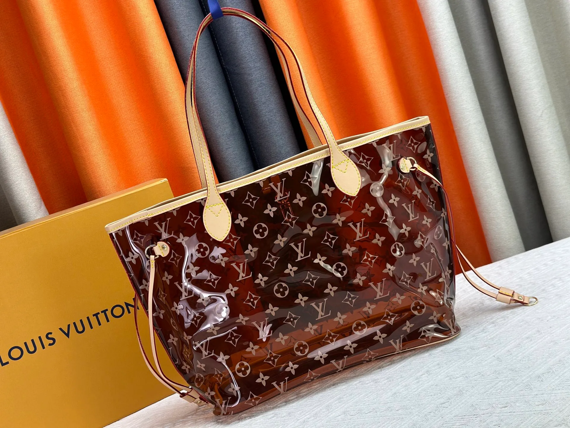 P340 M13263 45686 M40995 M14492 14491 M45685 This Presbyopia Cherry Neverfull medium handbag reinterprets the cheerful elements of the Louis Vuitton Cow leather trim completes the classic style. Dimensions: 31.0 x 28.0 x 14.0 cm (length x height x width)