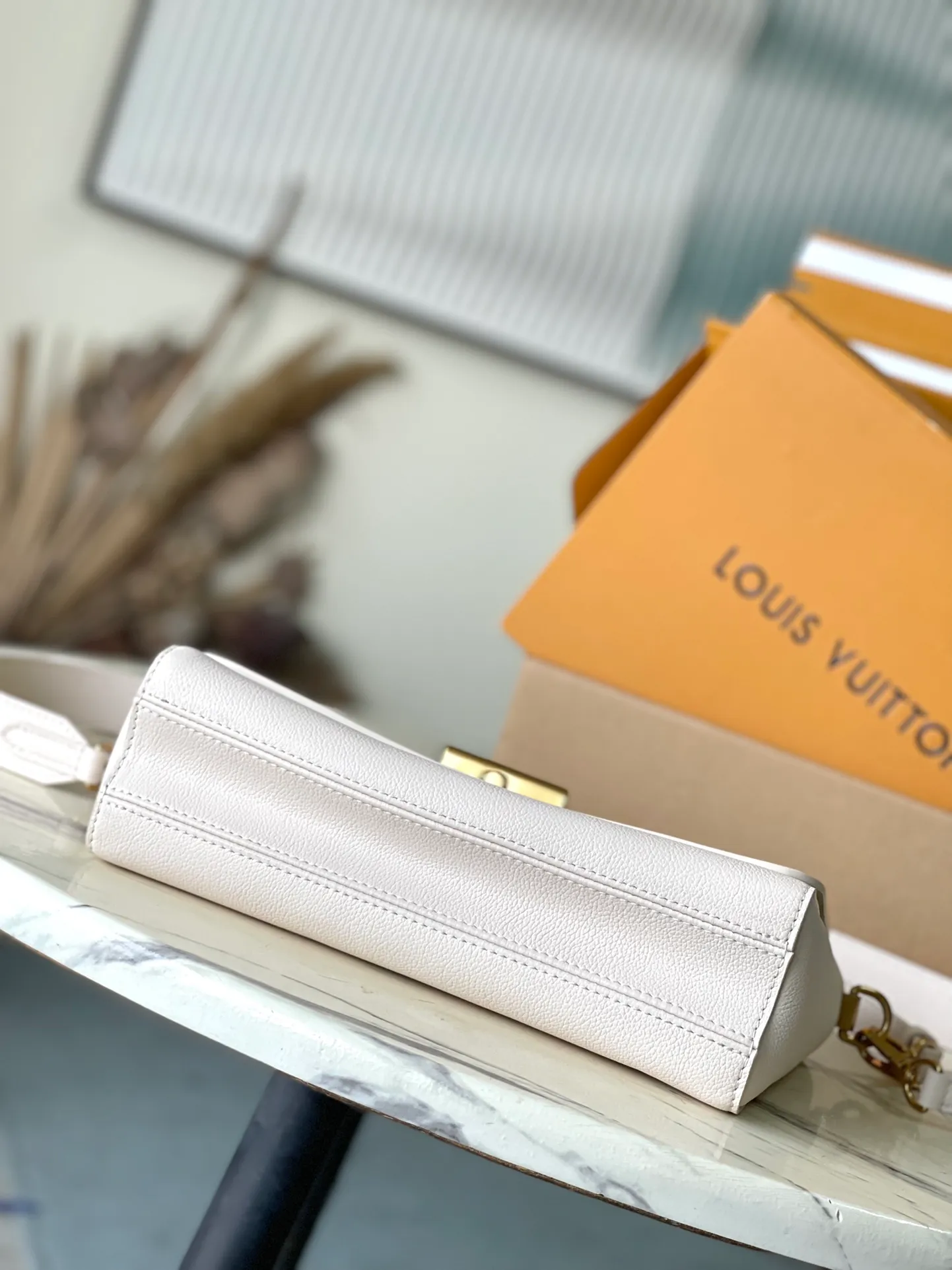 💰1280 (top layer leather) top quality original M25359 off-white. This SoftTwist handbag is made of soft cow leather and reinterprets the iconic Twist handbag in a generous size. The aged metal parts shine with a sleep-ready style, and the fitted design and multiple carrying methods enable a comfortable travel experience. Dimensions: 27 × 19 × 9 cm