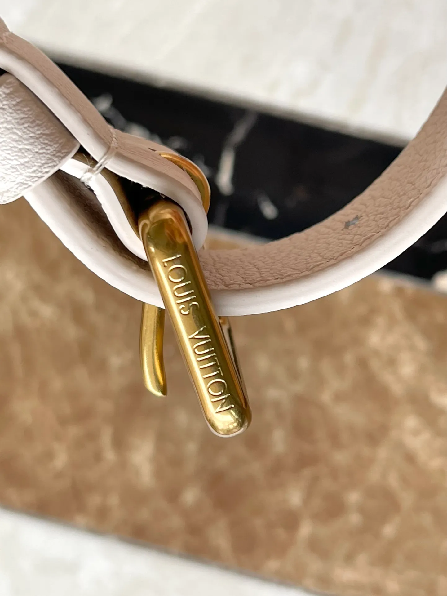 💰1280 (top layer leather) top quality original M25359 off-white. This SoftTwist handbag is made of soft cow leather and reinterprets the iconic Twist handbag in a generous size. The aged metal parts shine with a sleep-ready style, and the fitted design and multiple carrying methods enable a comfortable travel experience. Dimensions: 27 × 19 × 9 cm