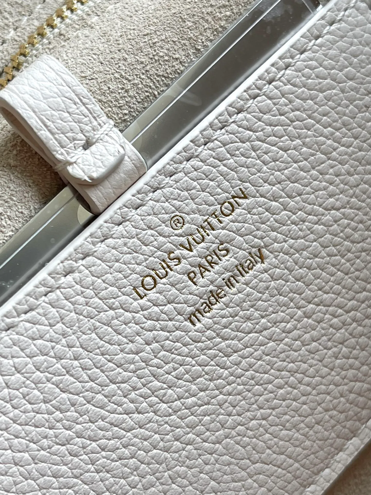 💰1280 (top layer leather) top quality original M25359 off-white. This SoftTwist handbag is made of soft cow leather and reinterprets the iconic Twist handbag in a generous size. The aged metal parts shine with a sleep-ready style, and the fitted design and multiple carrying methods enable a comfortable travel experience. Dimensions: 27 × 19 × 9 cm
