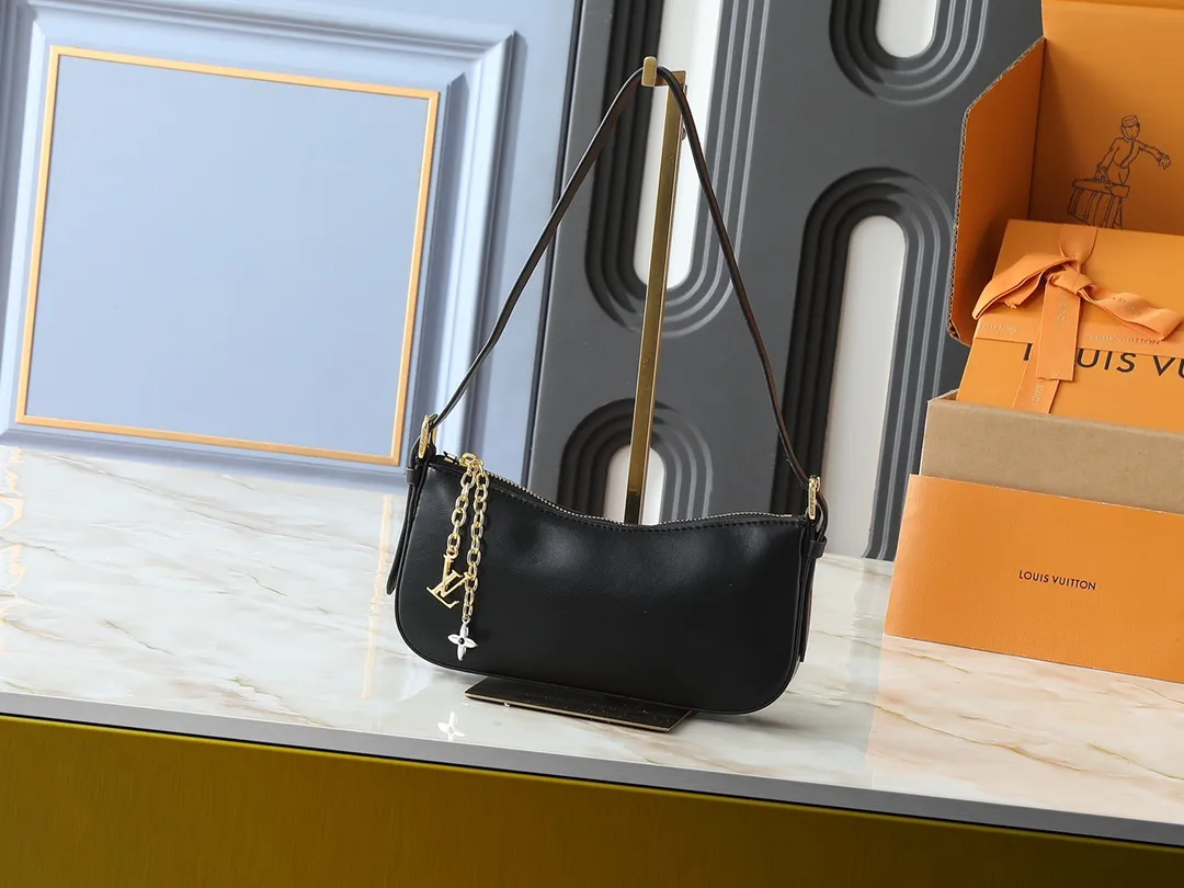 💰220💰Upgraded from the original M25525 M25784. This Liv Pochette handbag is made of elegant Monogram Denim fabric to create a retro style, showing new season ingenuity and can be carried comfortably under the arm. The dazzling chain and adjustable shoulder strap are detachable, allowing for a variety of styling possibilities, and the logo nameplate proves the brand's exquisite craftsmanship. Dimensions: 23 x 10 x 4 cm (length x height x width)