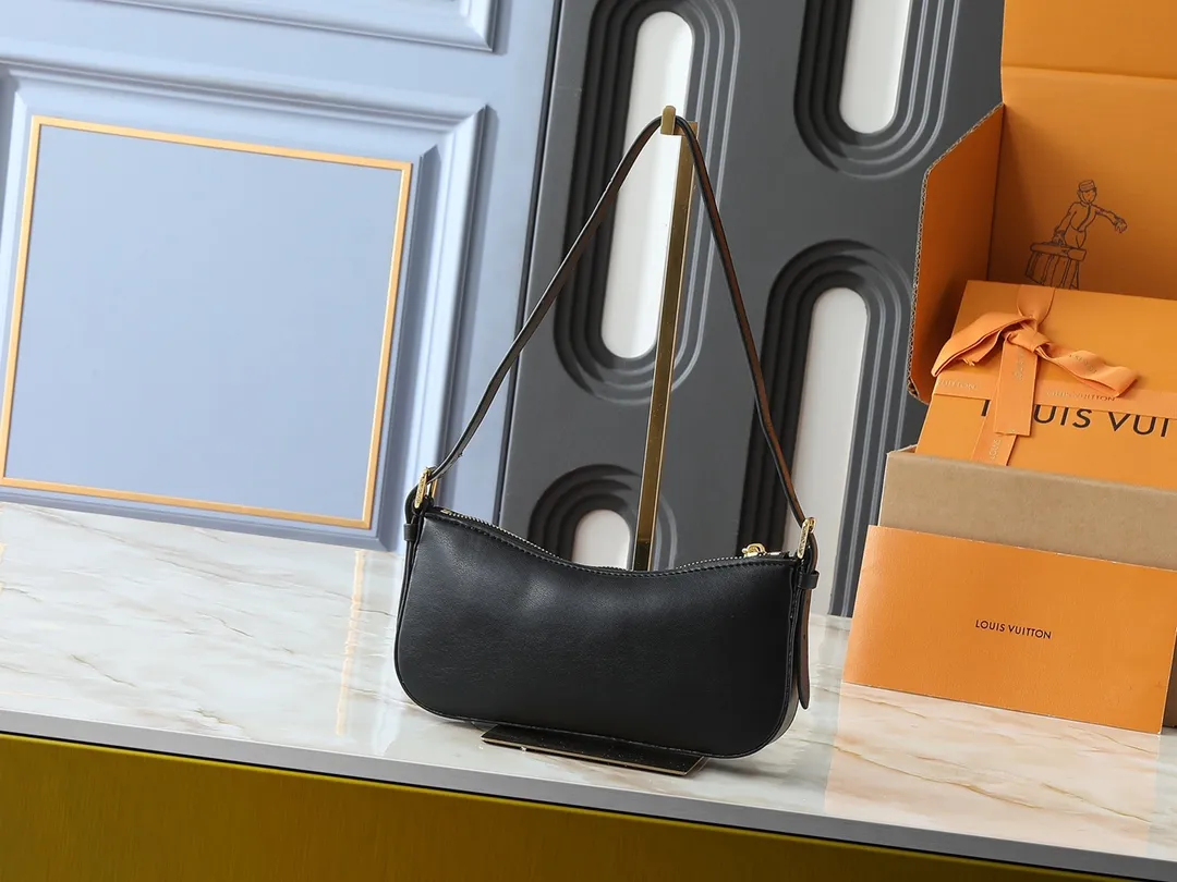 💰220💰Upgraded from the original M25525 M25784. This Liv Pochette handbag is made of elegant Monogram Denim fabric to create a retro style, showing new season ingenuity and can be carried comfortably under the arm. The dazzling chain and adjustable shoulder strap are detachable, allowing for a variety of styling possibilities, and the logo nameplate proves the brand's exquisite craftsmanship. Dimensions: 23 x 10 x 4 cm (length x height x width)