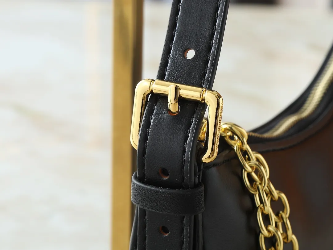 💰220💰Upgraded from the original M25525 M25784. This Liv Pochette handbag is made of elegant Monogram Denim fabric to create a retro style, showing new season ingenuity and can be carried comfortably under the arm. The dazzling chain and adjustable shoulder strap are detachable, allowing for a variety of styling possibilities, and the logo nameplate proves the brand's exquisite craftsmanship. Dimensions: 23 x 10 x 4 cm (length x height x width)
